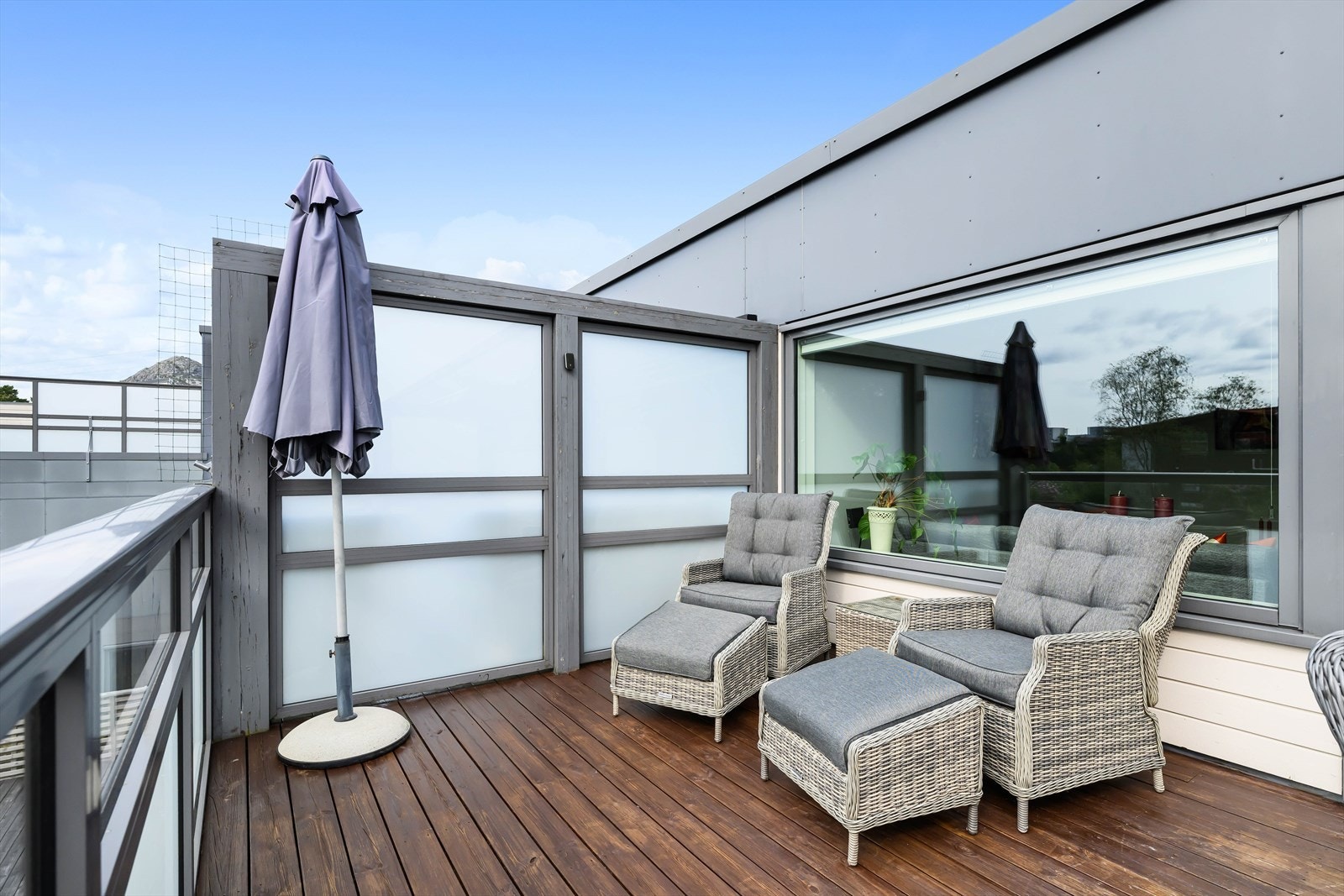 Terrassen ligger vestvendt med sol fra formiddagen til sent på kveld. Galleribilde
