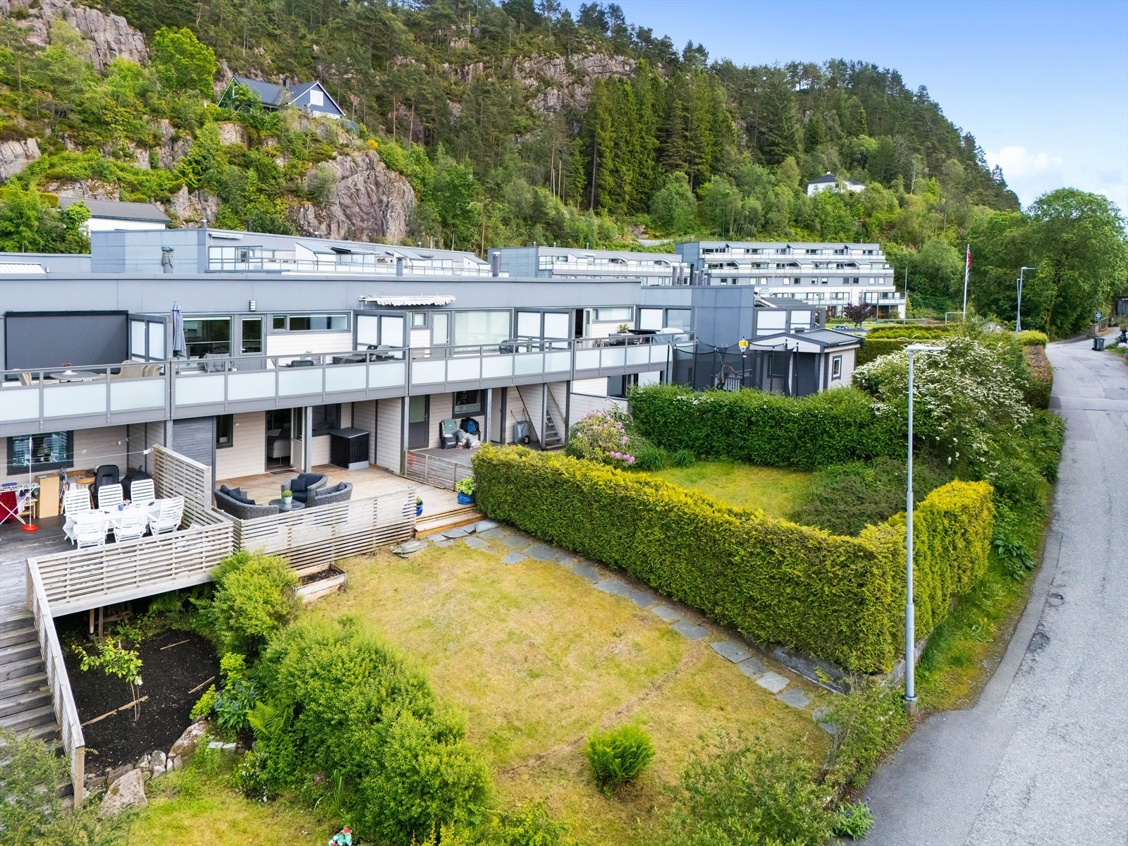Huset har flere flotte, og solrike uteplasser og opparbeidet hage. Galleribilde
