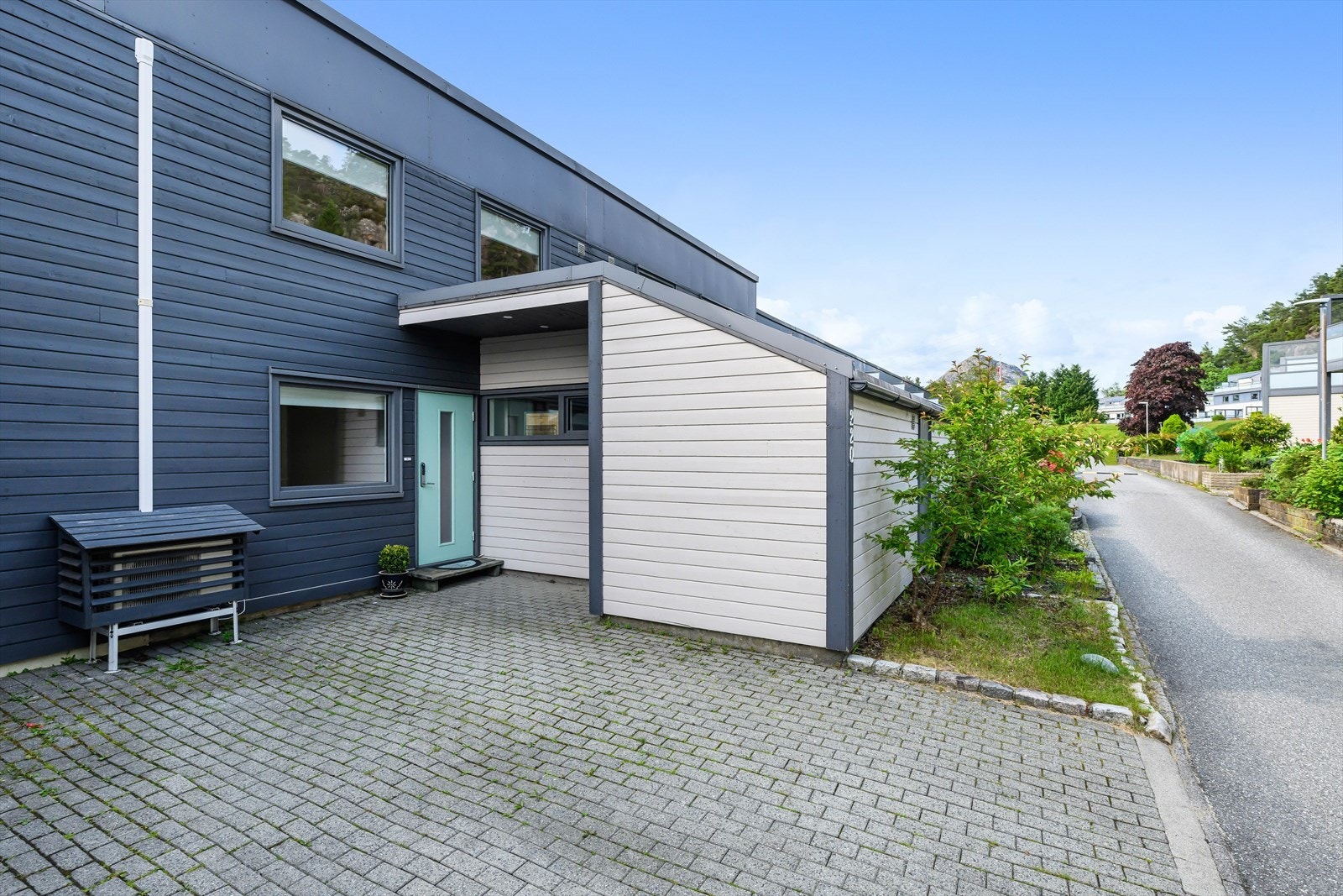 Inngangspartiet har belegningstein som er lett å vedlikeholde. Galleribilde