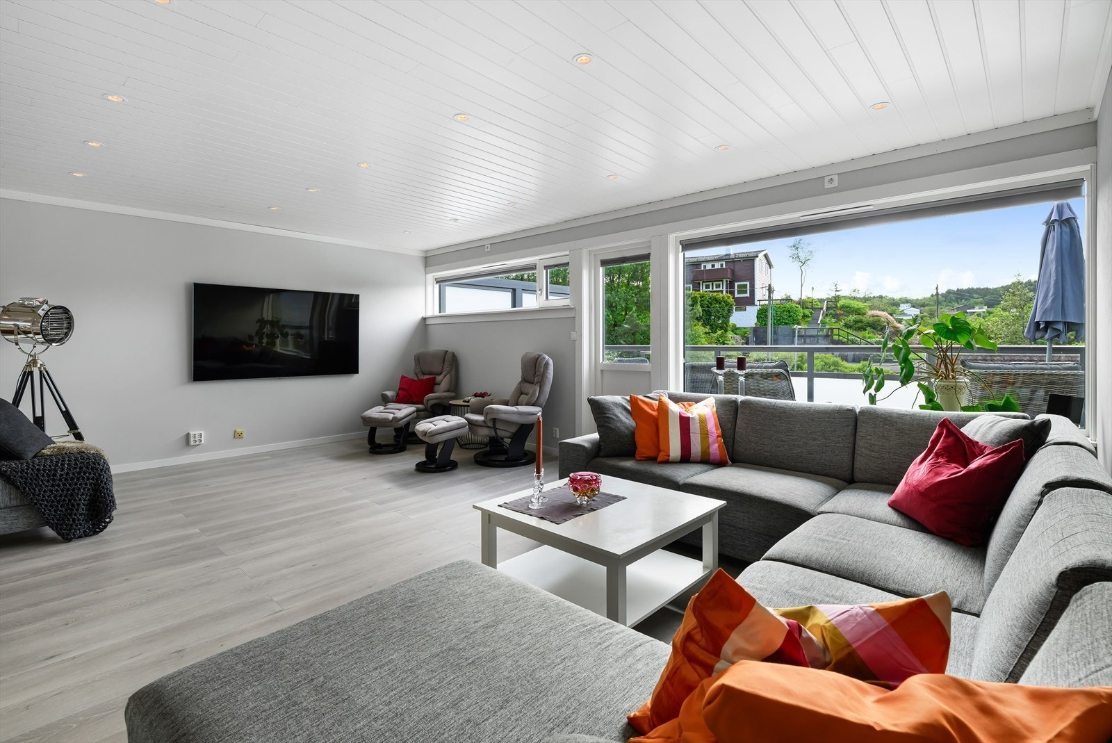 Stuen er stor og luftig med god plass til flere sittegrupper i ulike soner. Galleribilde