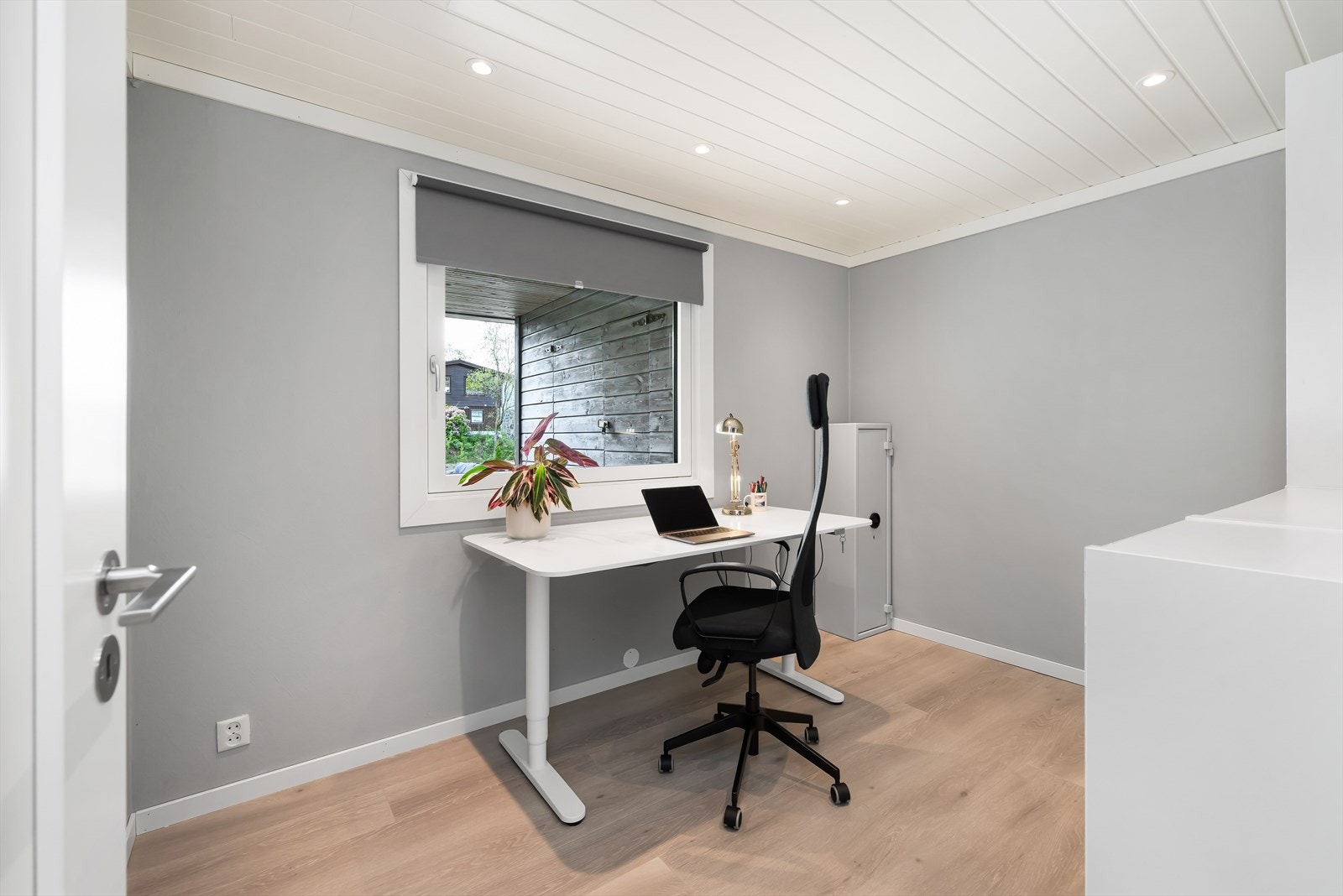 Det første soverommet er av god størrelse med plass til seng, nattbord og arbeidsbord. Galleribilde