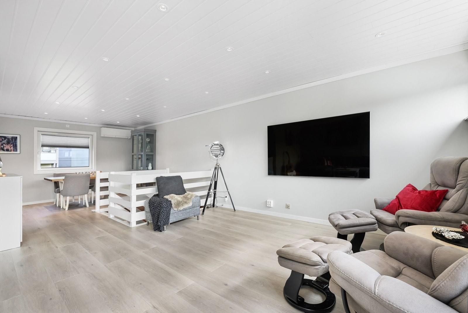Det er gjennomgående vinduer i etasjen, noe som gir rikelig med naturlig lysinnslipp i boligen. Galleribilde