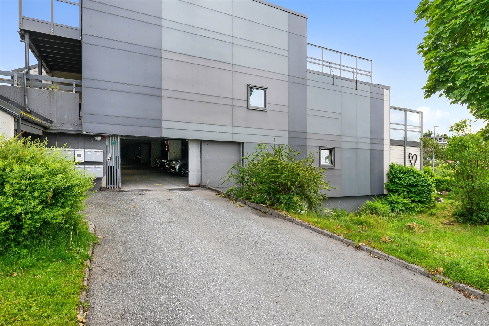 Lett adkomst med garasjeplass i bygget ved siden av huset. Galleribilde