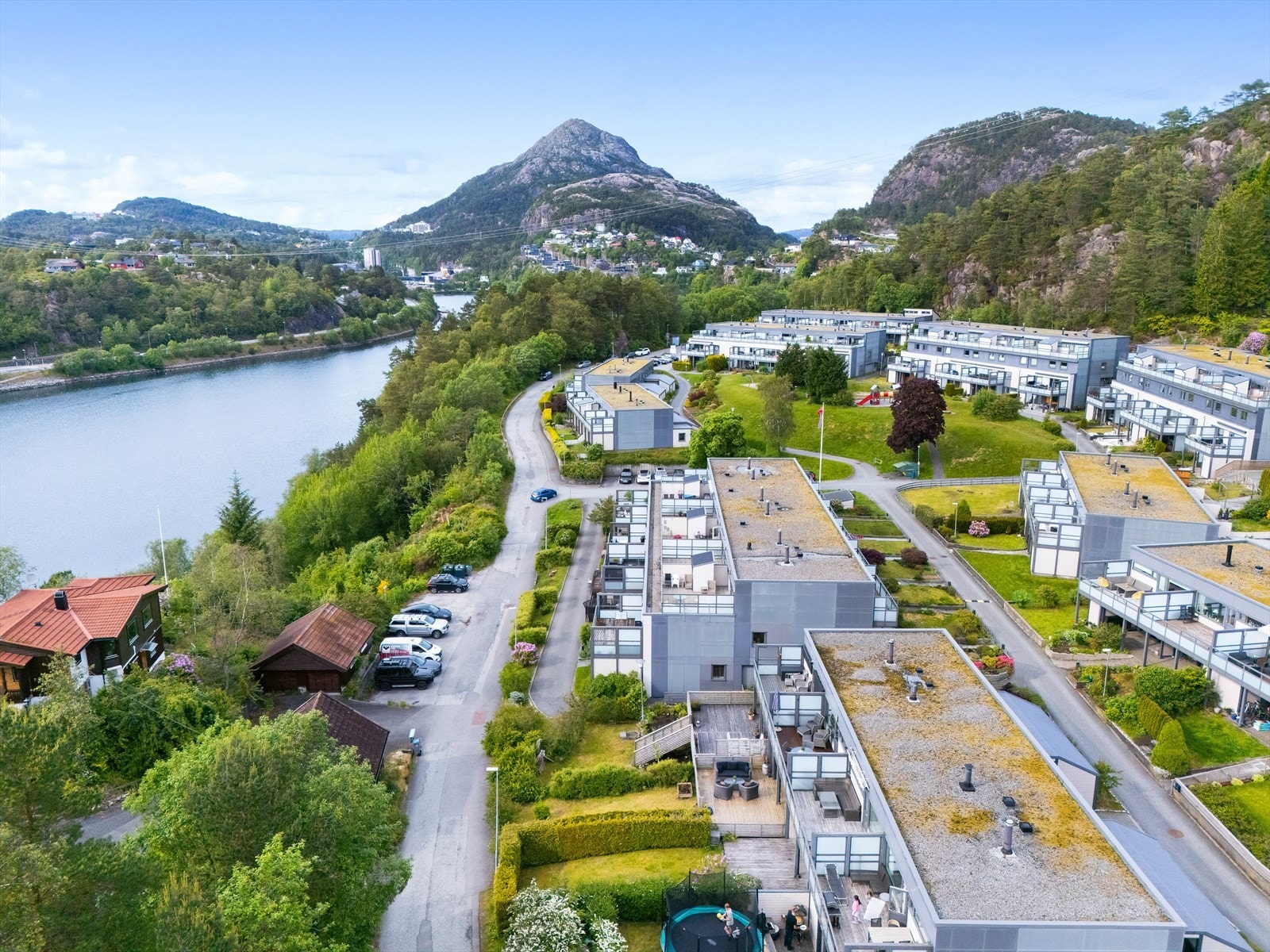 Huset ligger i et populært boligområde med sentral beliggenhet i Bergen Vest. Galleribilde