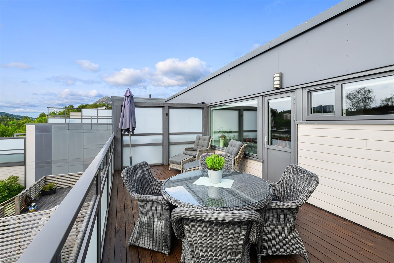 Terrassen er på 20,83m² med god plass til flere hagemøbler i ulike soner. Galleribilde
