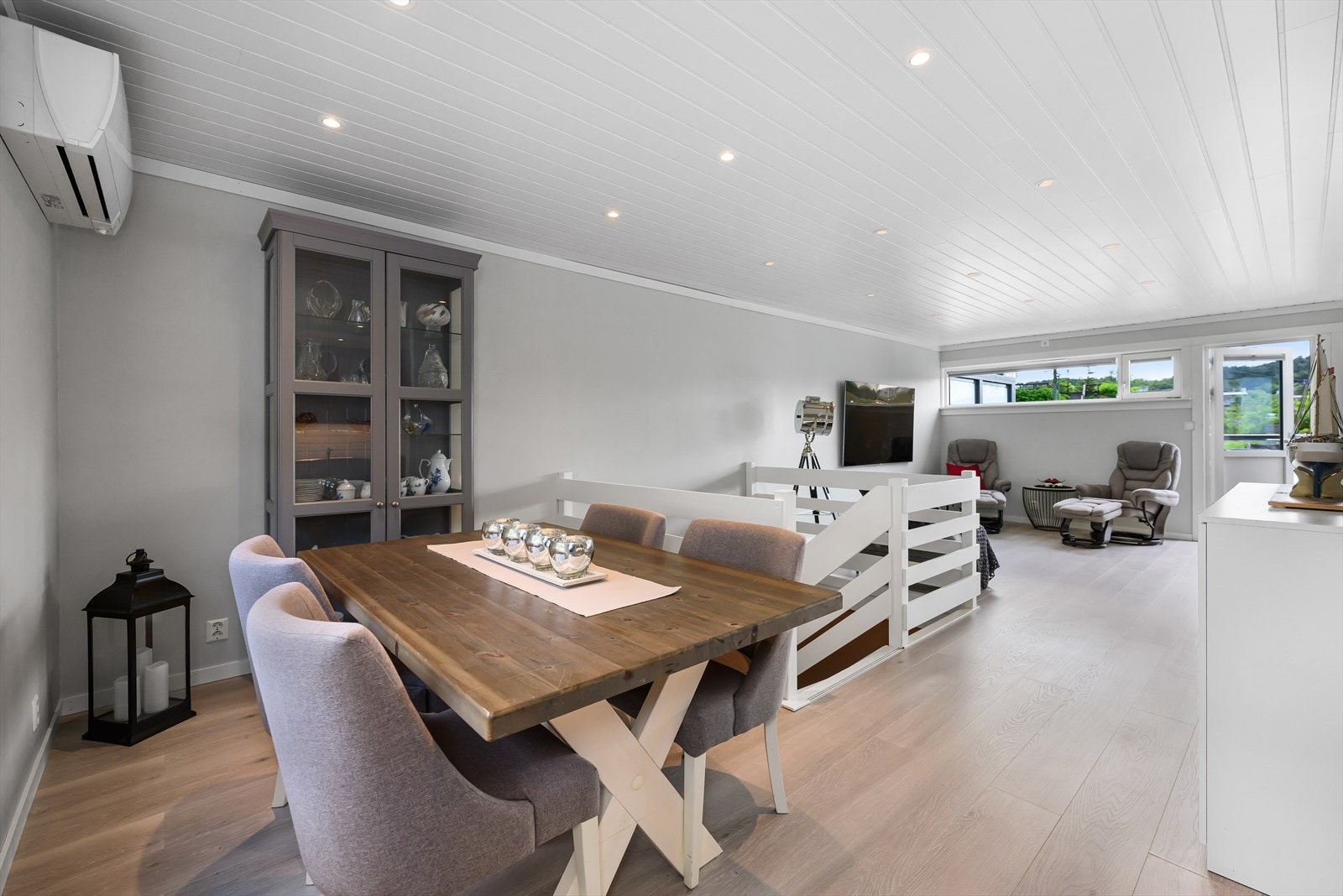 Det er god plass til spisebord for hyggelige sammenkomster for familie og venner. Galleribilde