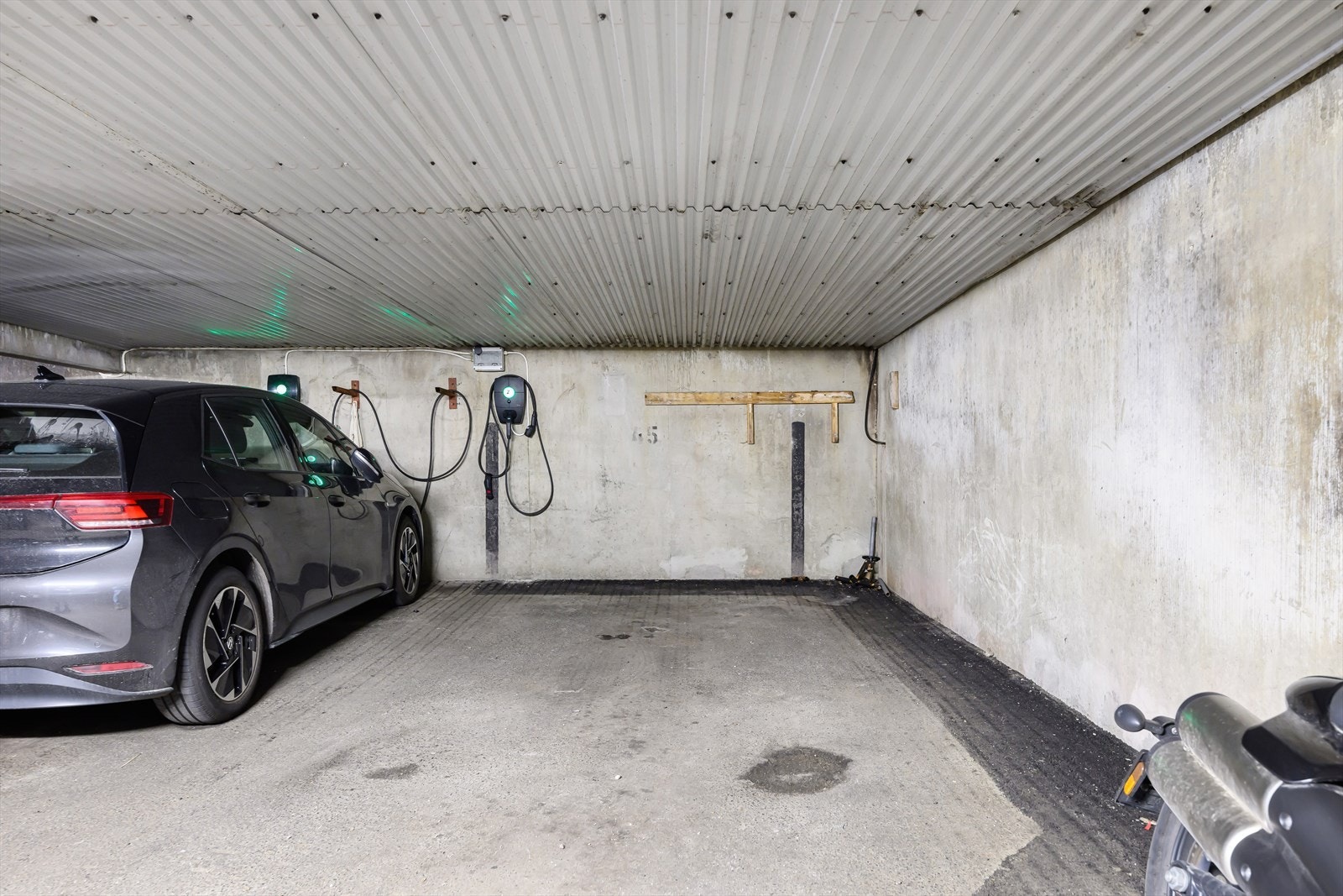 Garasjeplassen er stor med god plass til 1 bil. Zaptec elbil ladesystem. Galleribilde