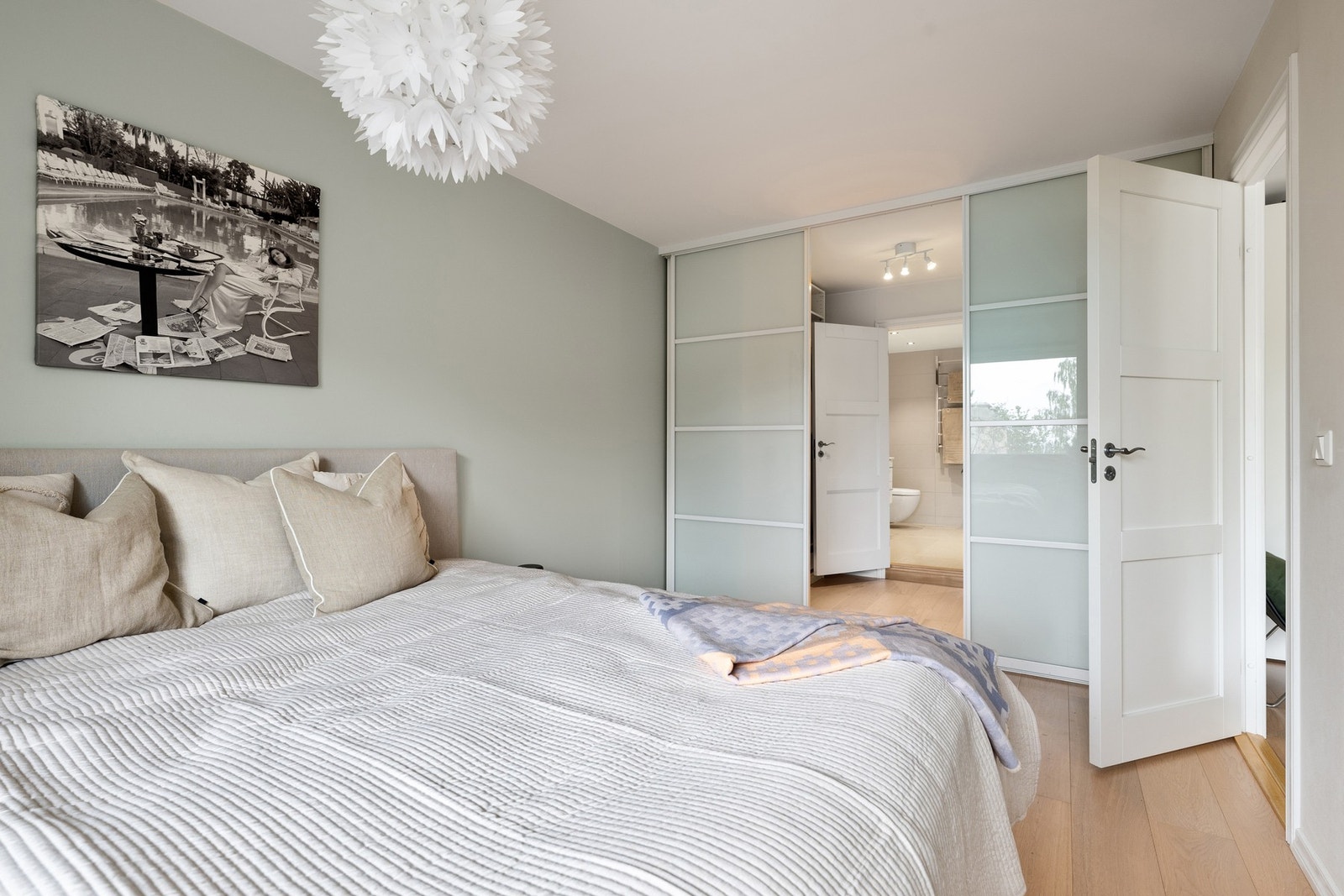 Hovedsoverommet har en suite-løsning med eget omkledningsrom og direkte adkomst til bad - en praktisk og privat masteravdeling. Galleribilde