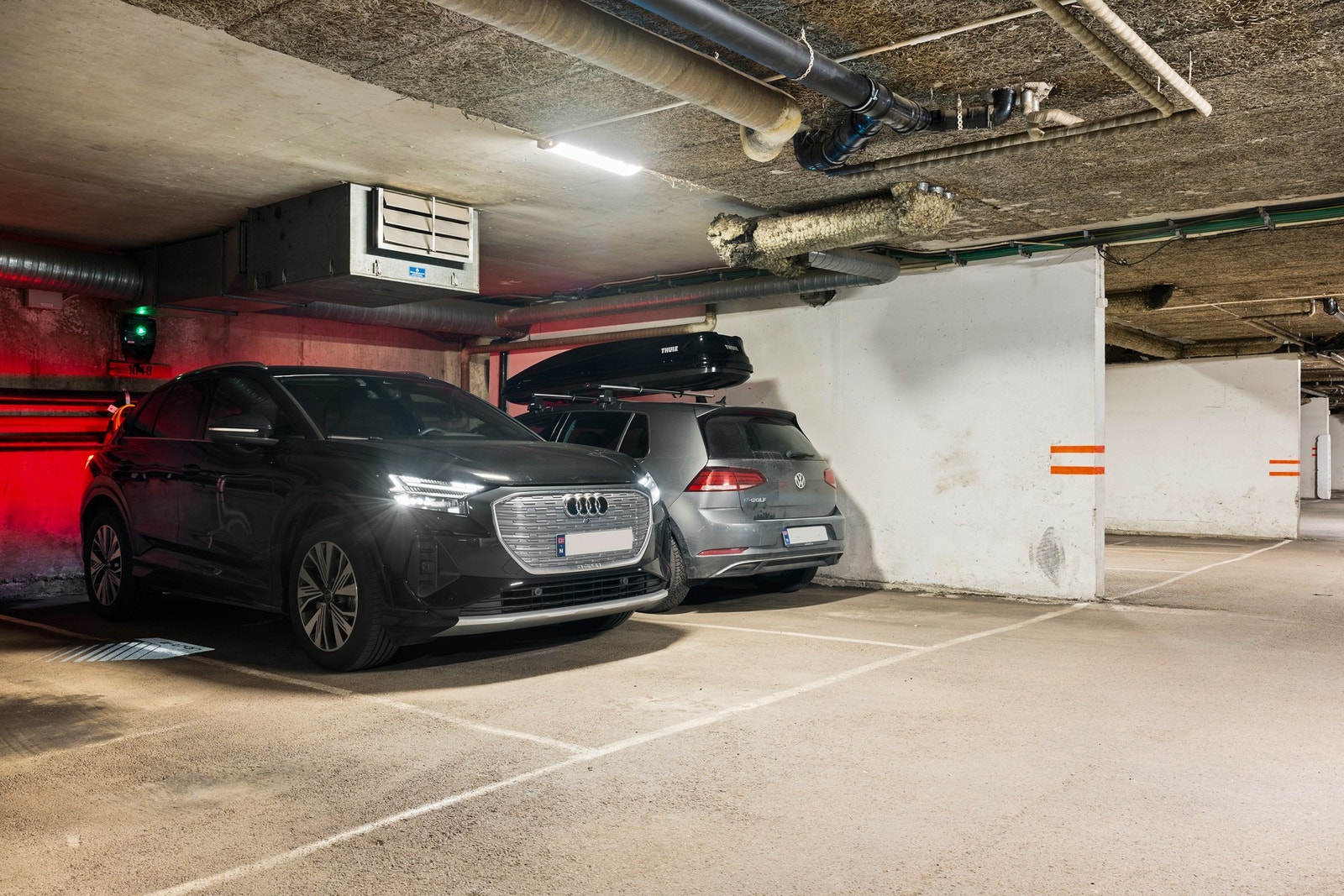 Det medfølger én parkeringsplass i felles garasjeanlegg, utstyrt med elbillader. Borettslaget har også godt med gjesteparkering. Galleribilde