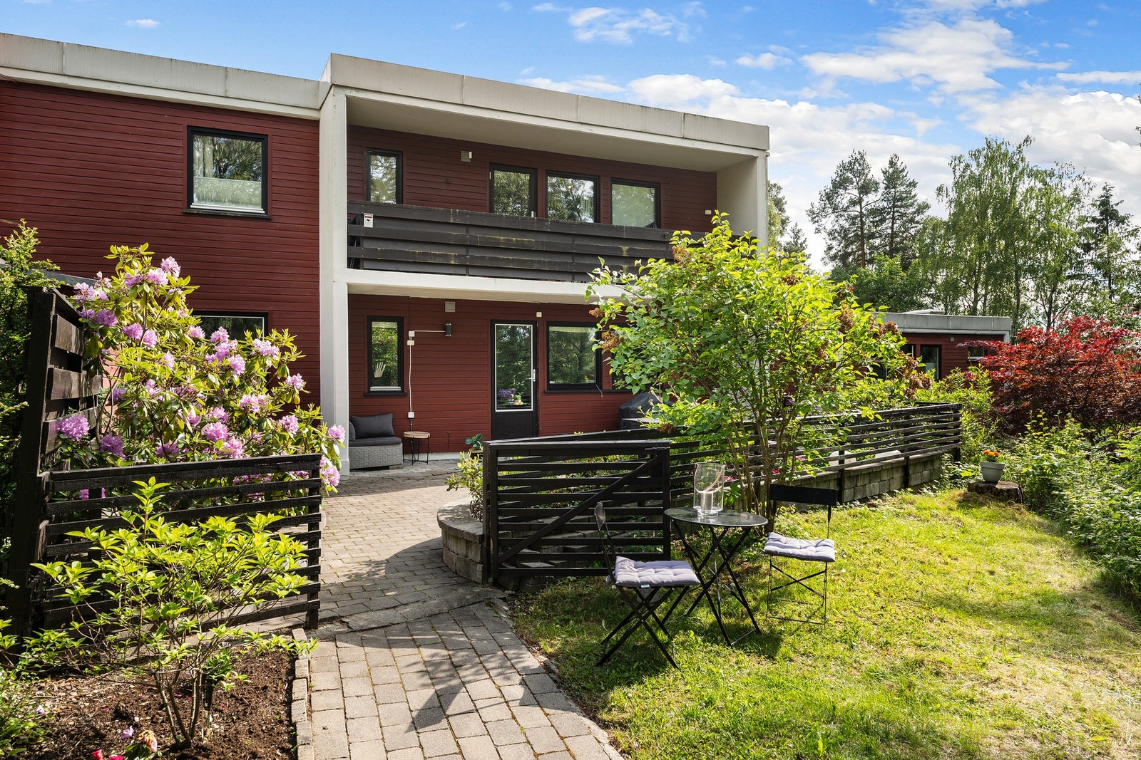 Leiligheten ligger i byggets endeseksjon, stille og tilbaketrukket, med uteplasser på begge sider som gir både privatliv og rekkehusfølelse. Galleribilde