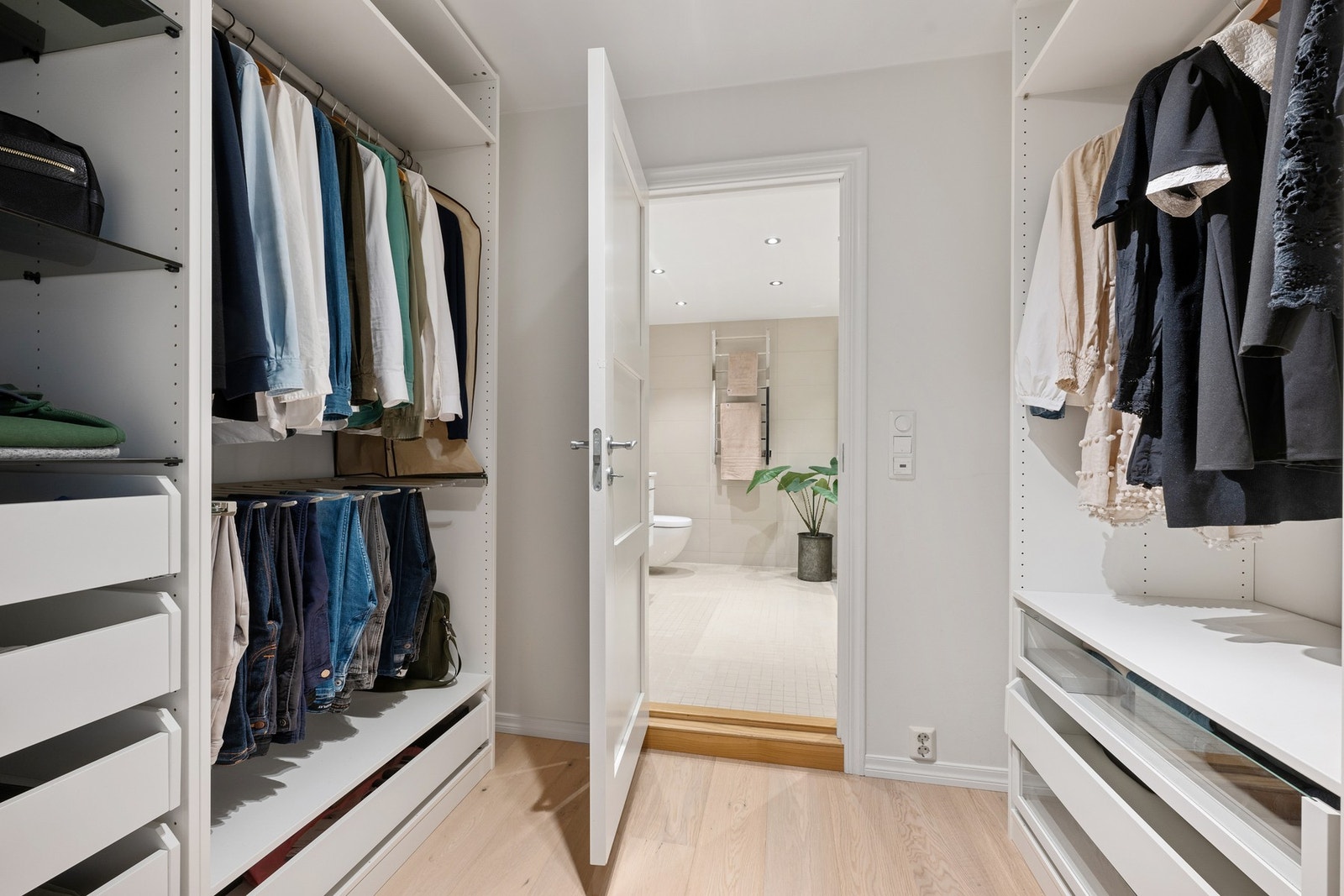 Hovedbadet ligger i tilknytning til soverommet og har beige fliser på gulv og vegger, behagelig gulvvarme og downlights i himling. Galleribilde