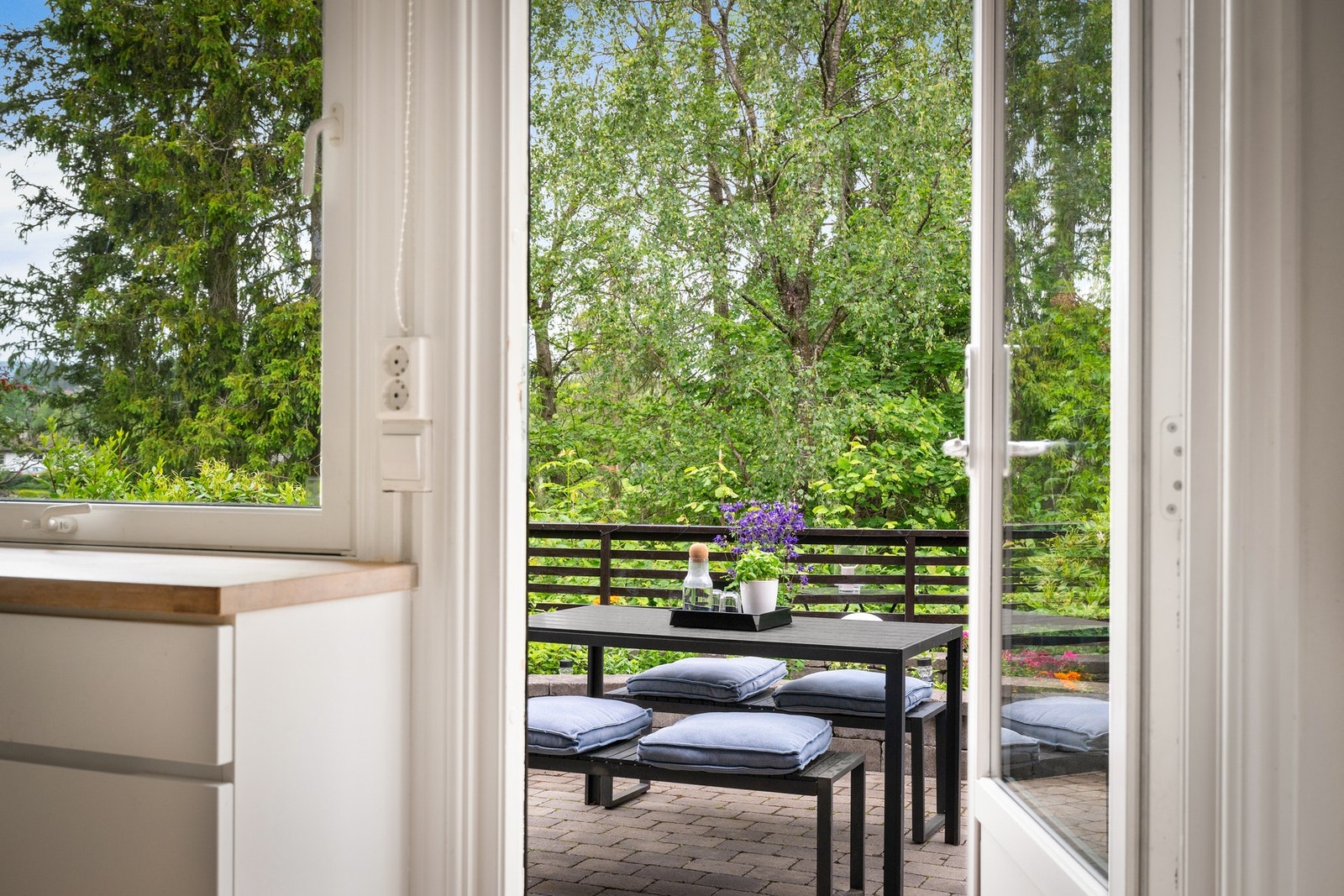 Fra kjøkkenet er det direkte utgang til en solrik markterrasse på ca. 63 m² - en romslig og skjermet uteplass med gode solforhold og grønne omgivelser. Galleribilde