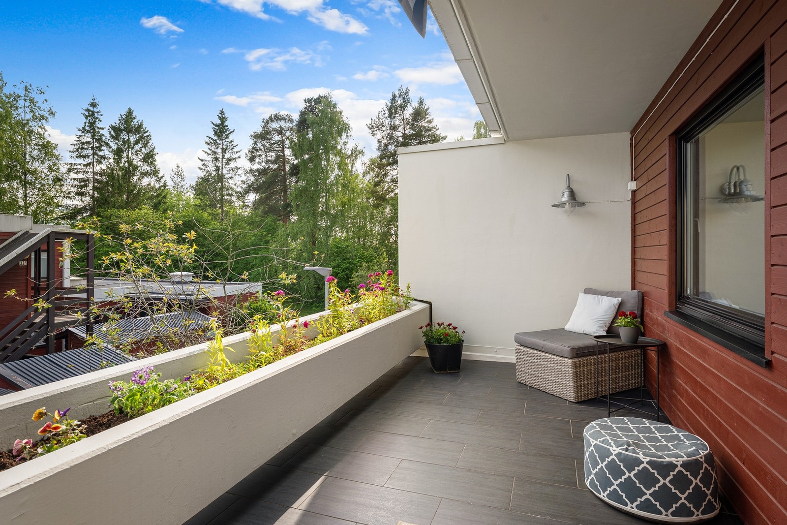 Den sydvendte balkongen er på ca. 14 m² og har god plass til utemøblering. Balkongen er utstyrt med utebelysning, utvendig stikkontakt og markise. Galleribilde