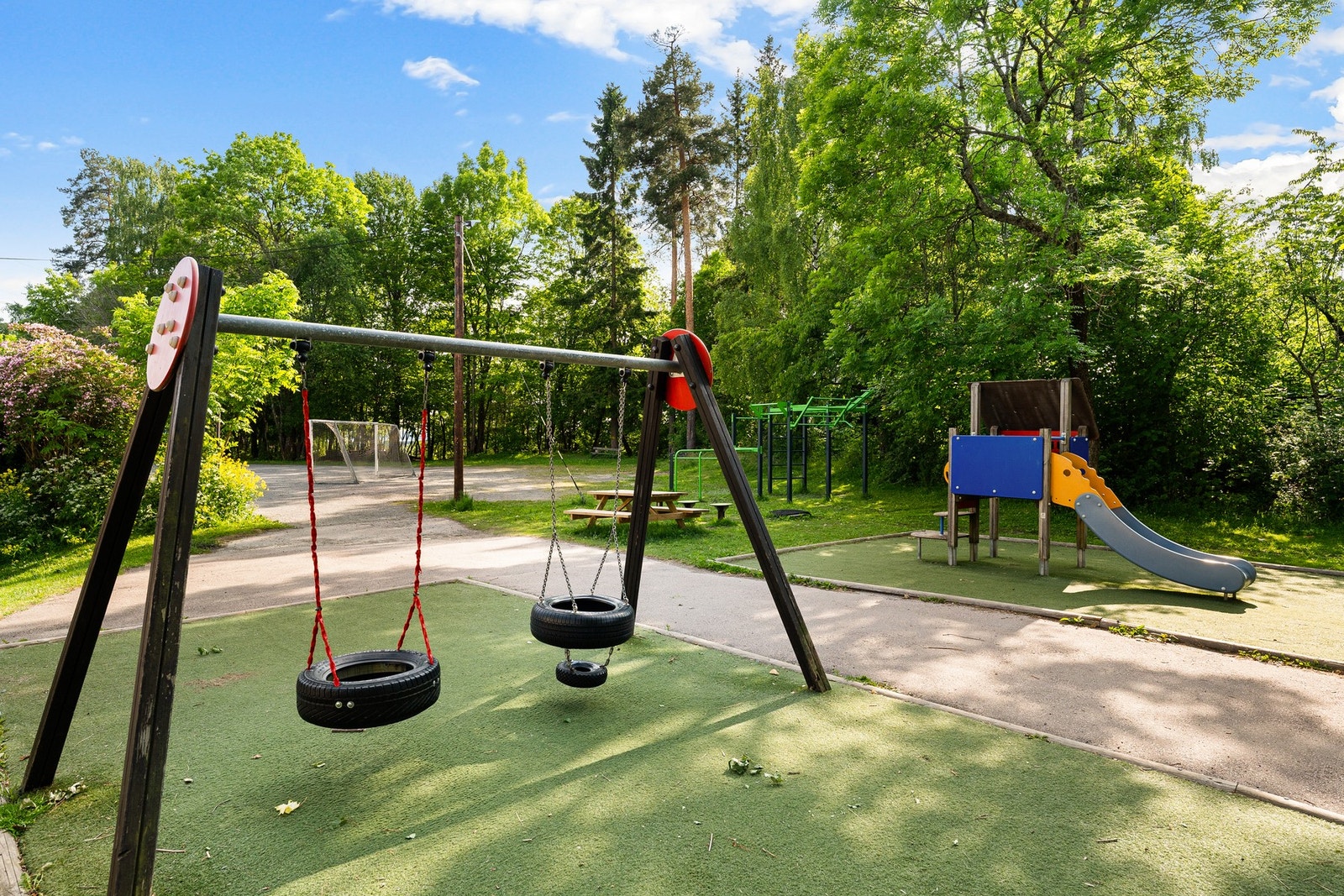 Boligen ligger i et familievennlig og rolig boligområde, med kort vei til barnehager, skoler og lekeområder, perfekt for småbarnsfamilier. Galleribilde