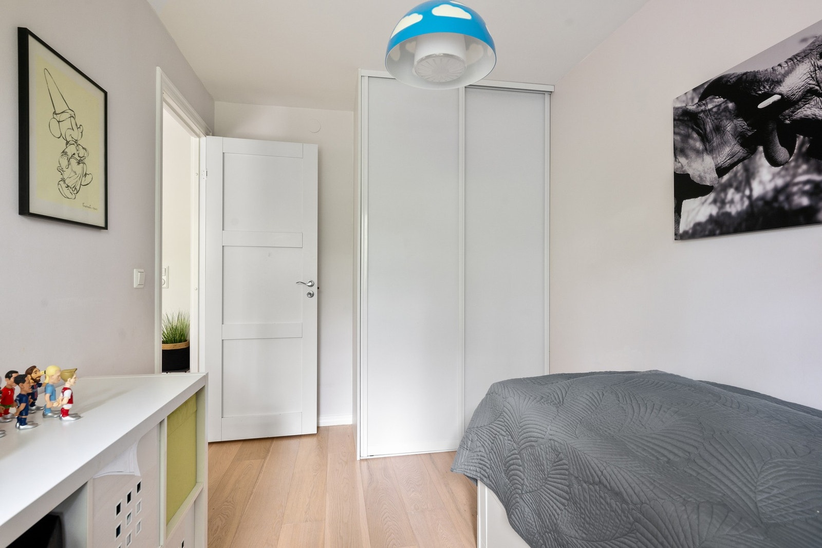 Både soverom 2 og 3 er innredet med skyvedørsgarderober. Galleribilde