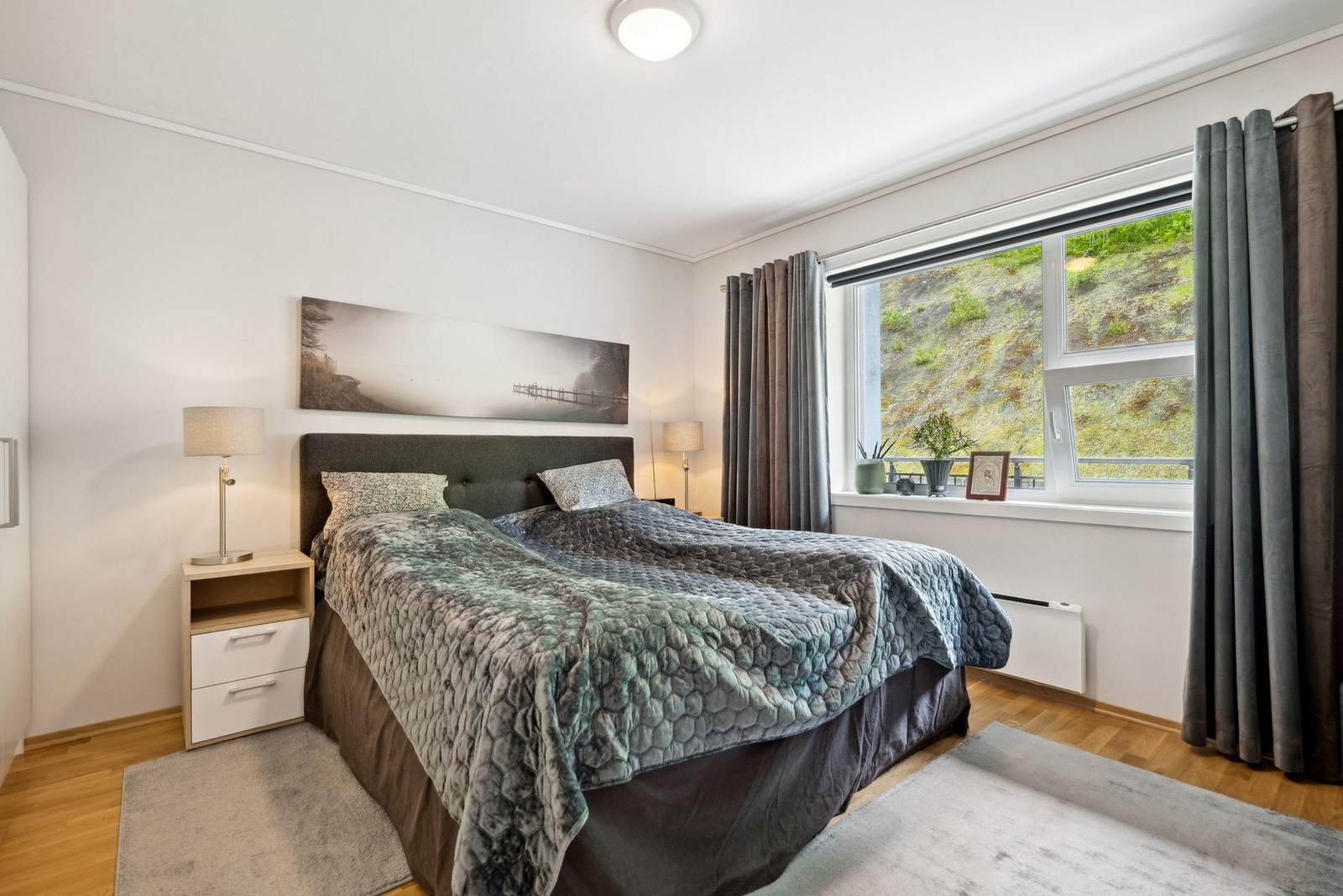 Hovedsoverommet vender ut mot rolig område på baksiden av blokka. Galleribilde