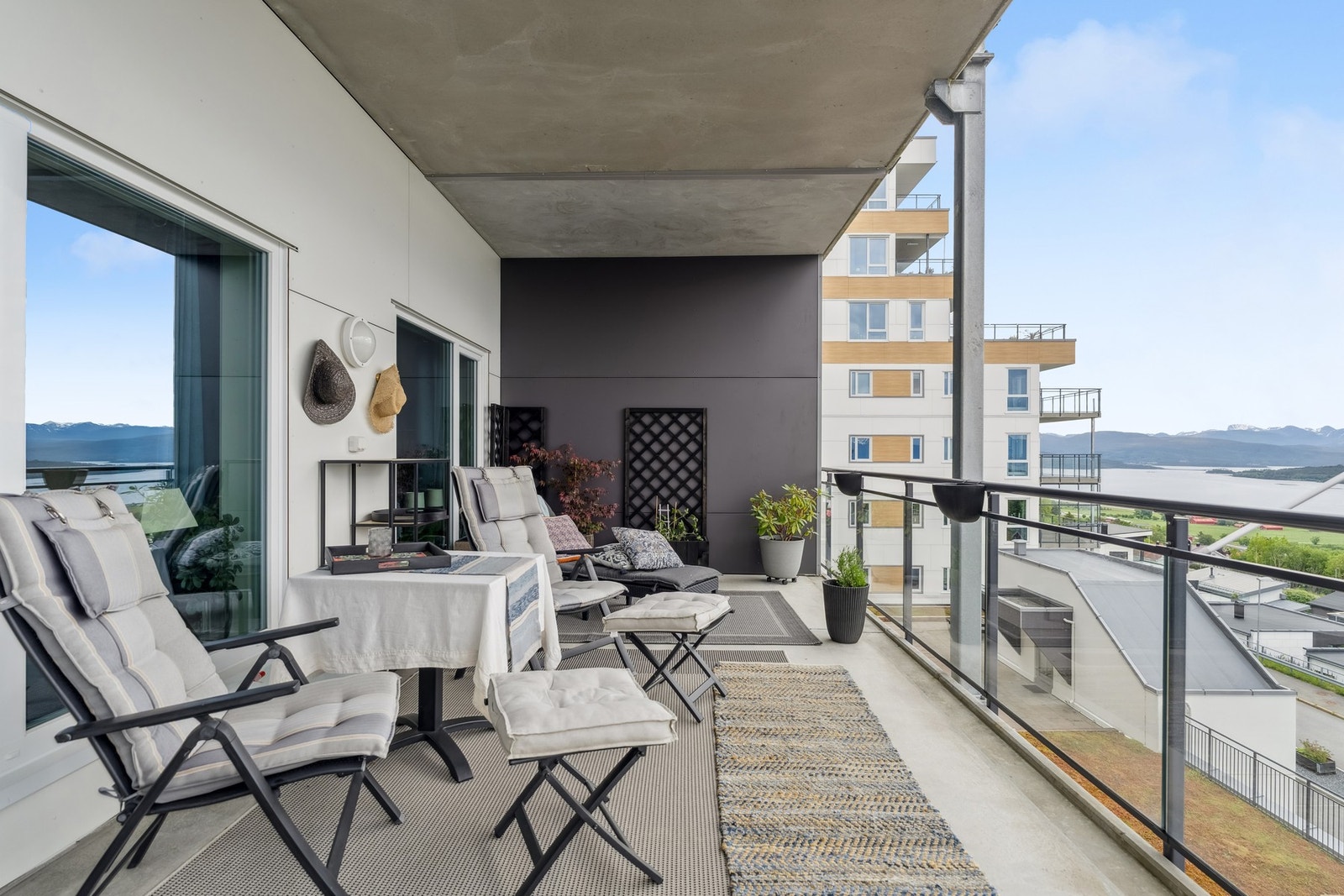 Balkongen er på ca. 21kvm. God plass til ønsket utemøblement. Galleribilde