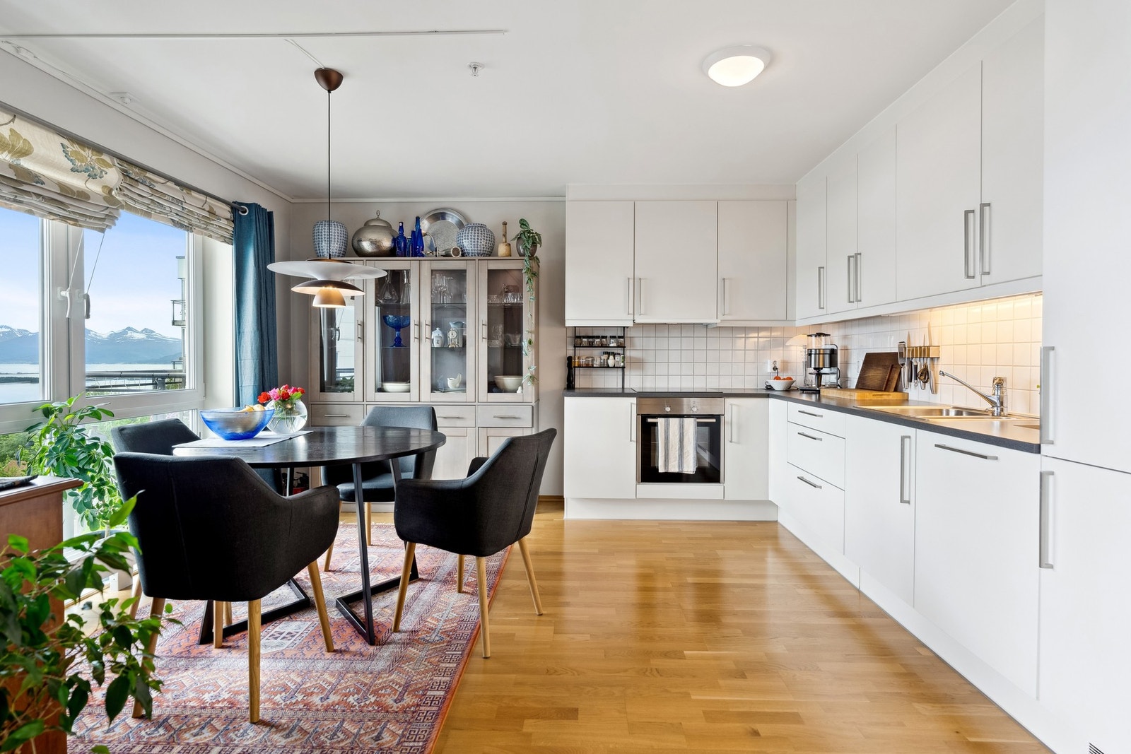 Integrert oppvaskmaskin, kjøle- og fryseskap, koketopp og stekeovn. Galleribilde