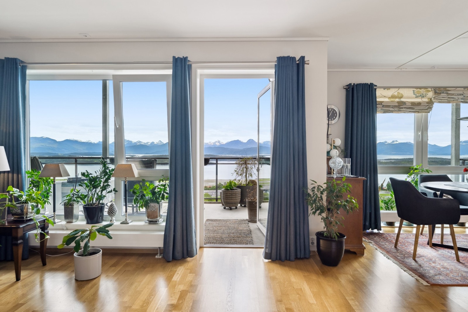 Fra stuen har har man utgang til sørvendt balkong med fantastiske sol- utsiktsforhold. Galleribilde