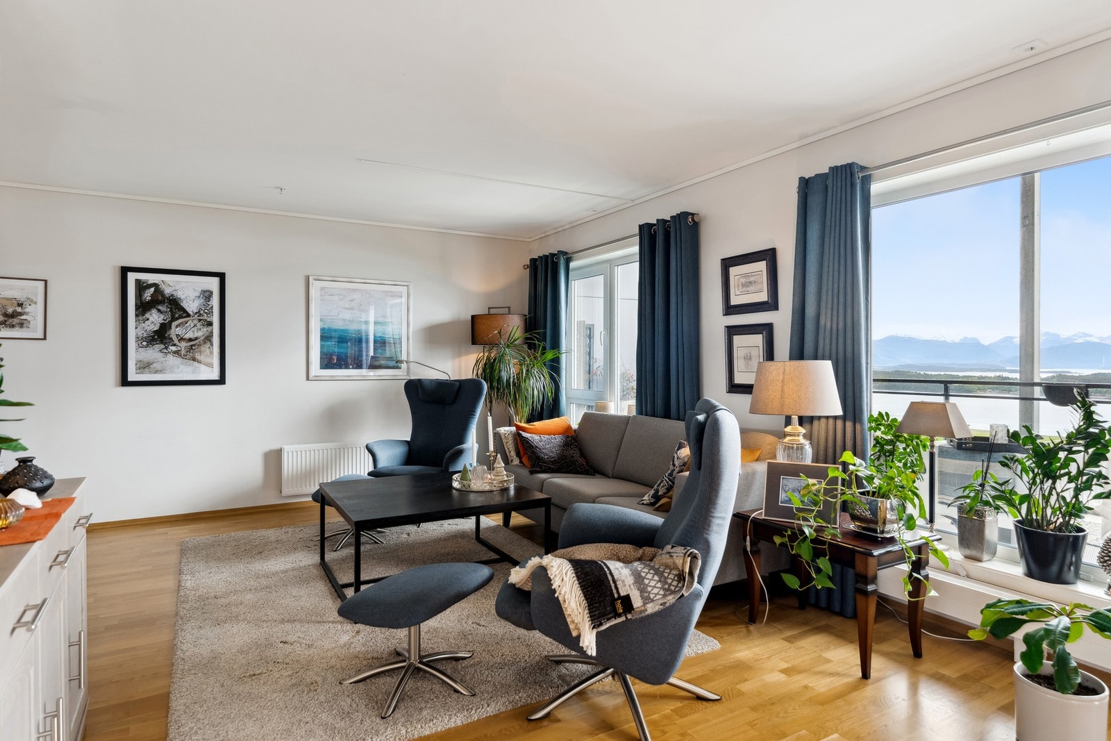 Lys og pen stue med downlights. Galleribilde