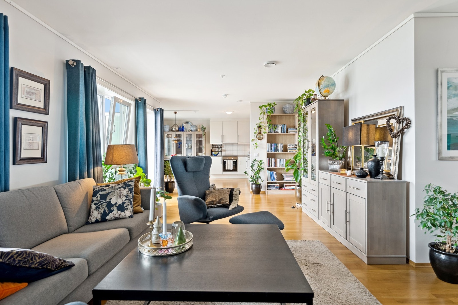 Store vindusflater som gir godt med naturlig lys inn i rommet. Galleribilde