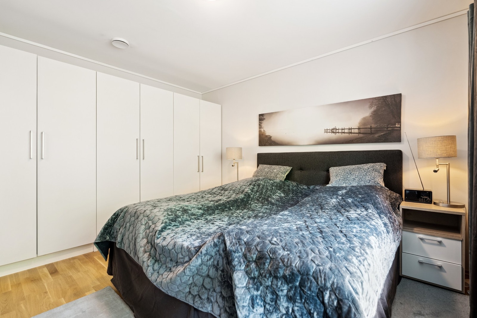 Soverom 1 med god plass til garderobeløsning. Galleribilde