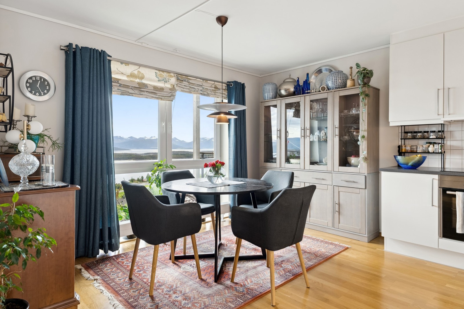 Kjøkken og spiseområde. Galleribilde