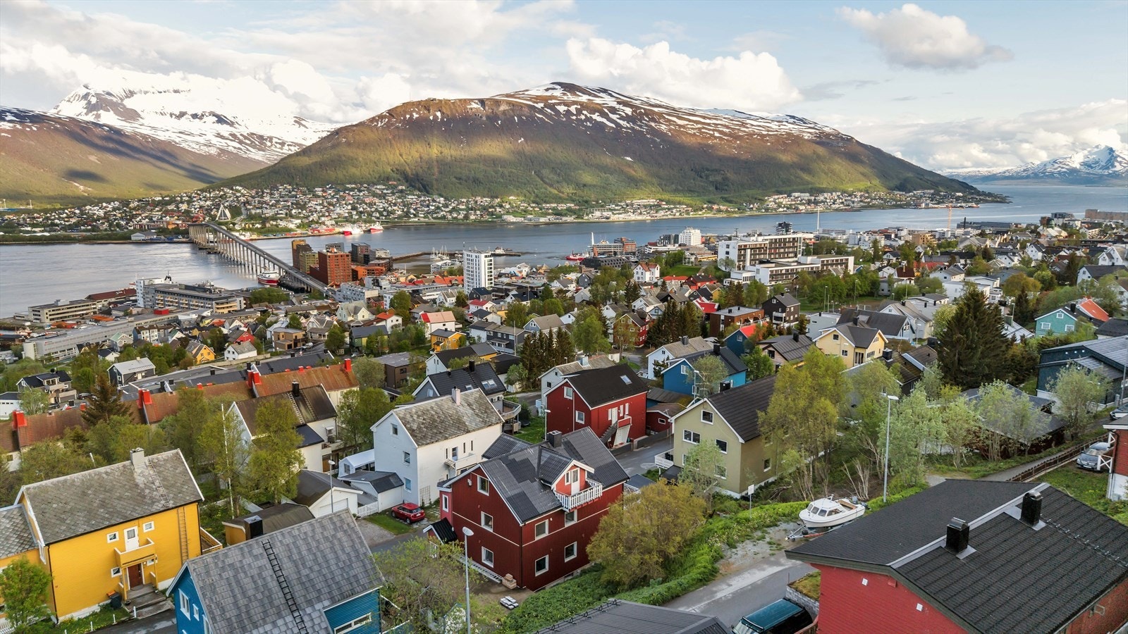 Boligen ligger i gangavstand fra sentrum, og nyter god utsikt over Tromsøysundet og Tromsdalen fra øverste etasjer. Galleribilde