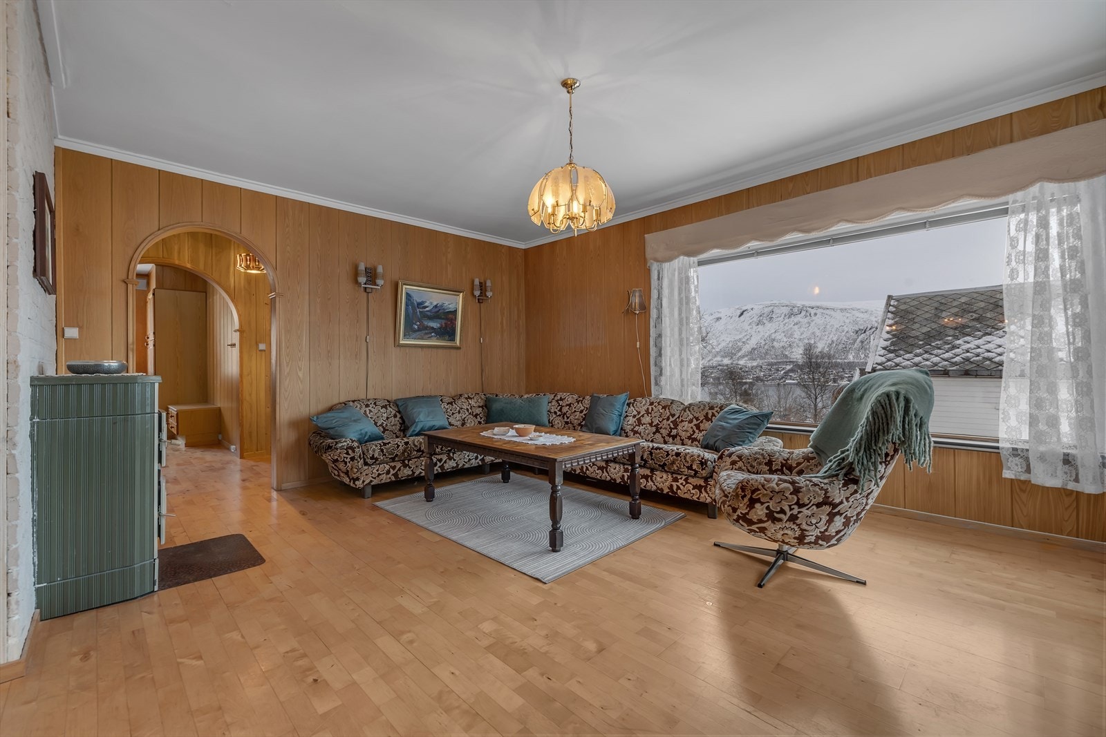 Store vinduer med utsikt mot Tromsøysundet Galleribilde