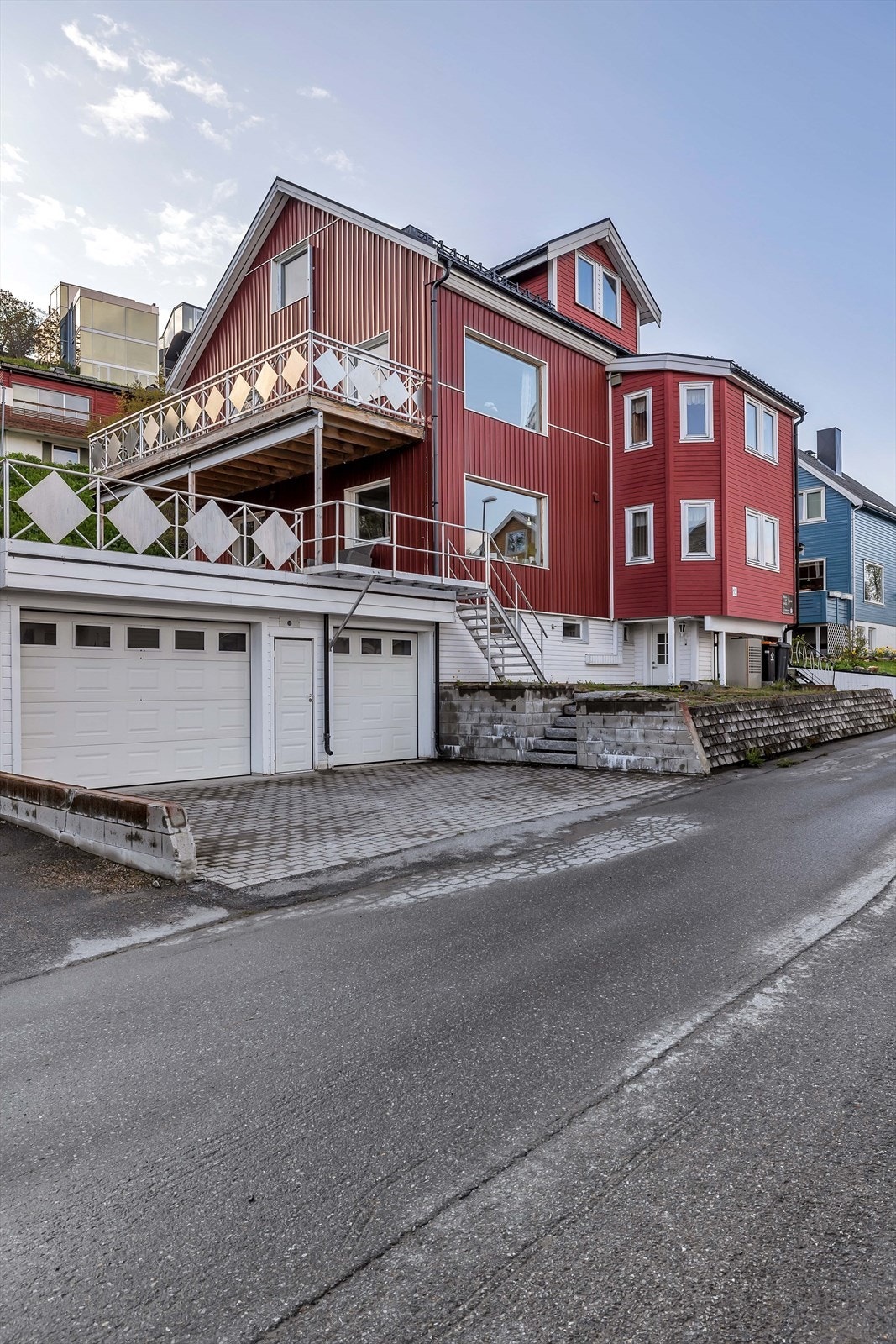 Stor garasje og terrasse på sydsiden av huset. Galleribilde