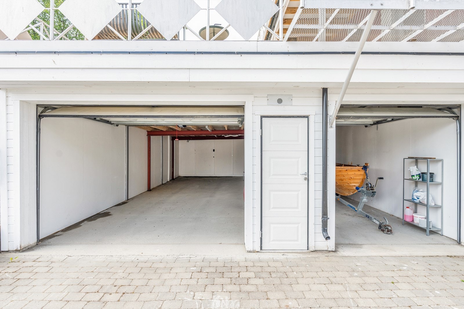 Garasjer under terrassen mot sør. Galleribilde
