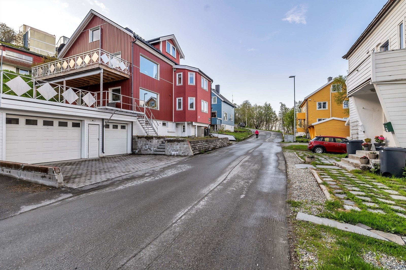 Velkommen til Helmer Hansens gate 13 - Tomannsbolig med utleie og store garasjer i trafikkstille gate nord for sentrum. Galleribilde