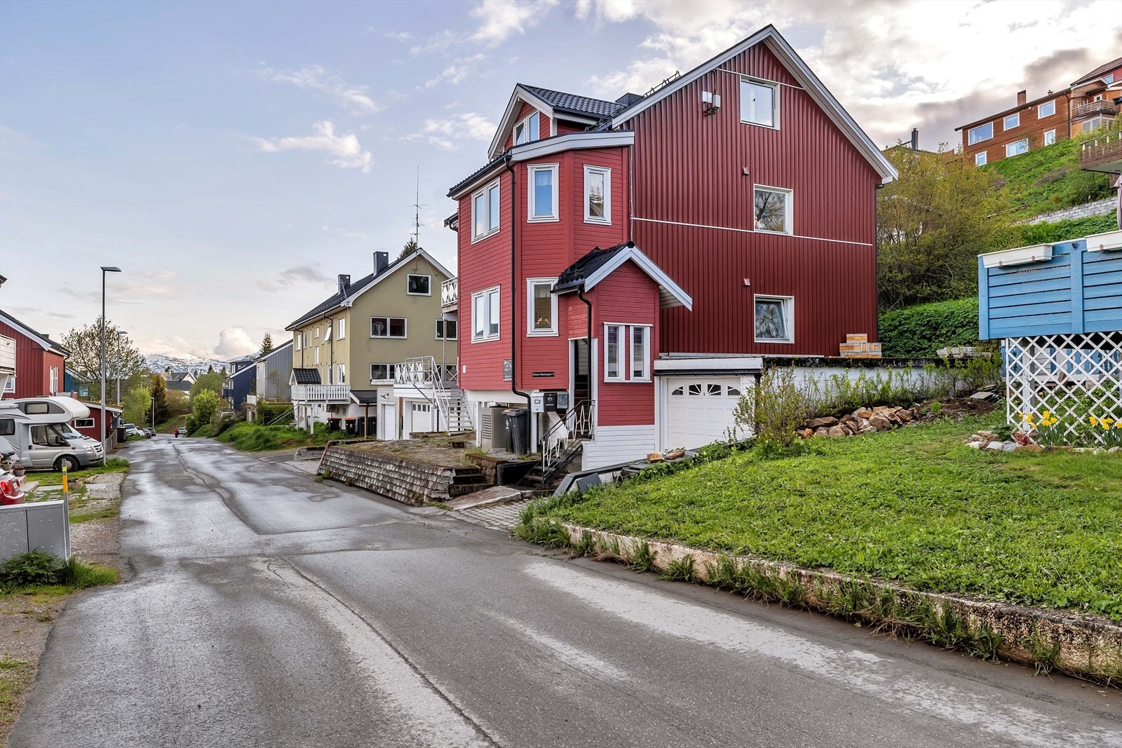 Trafikkstille gate i gangavstand fra sentrum. Galleribilde