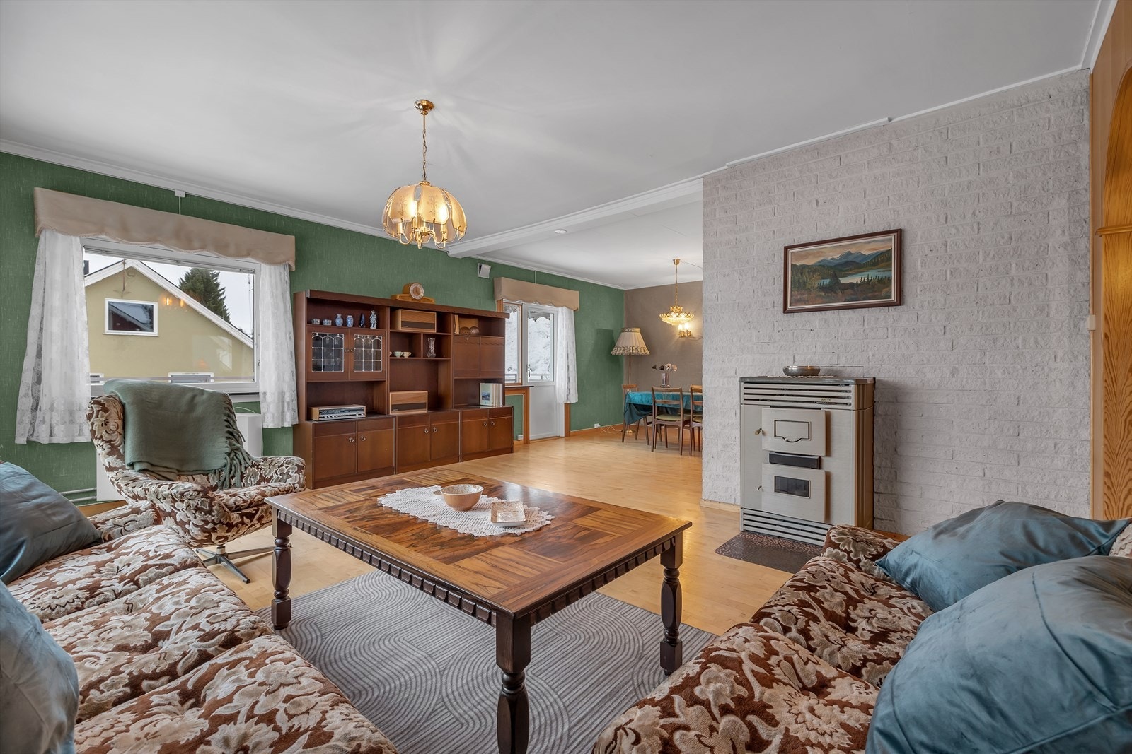 Vinkelstue med god plass til sofagruppe og spisestue. Galleribilde