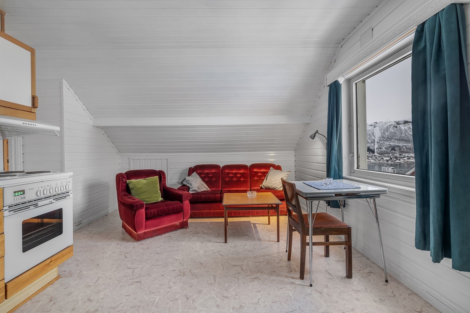Loftstue med hybelkjøkken. Galleribilde
