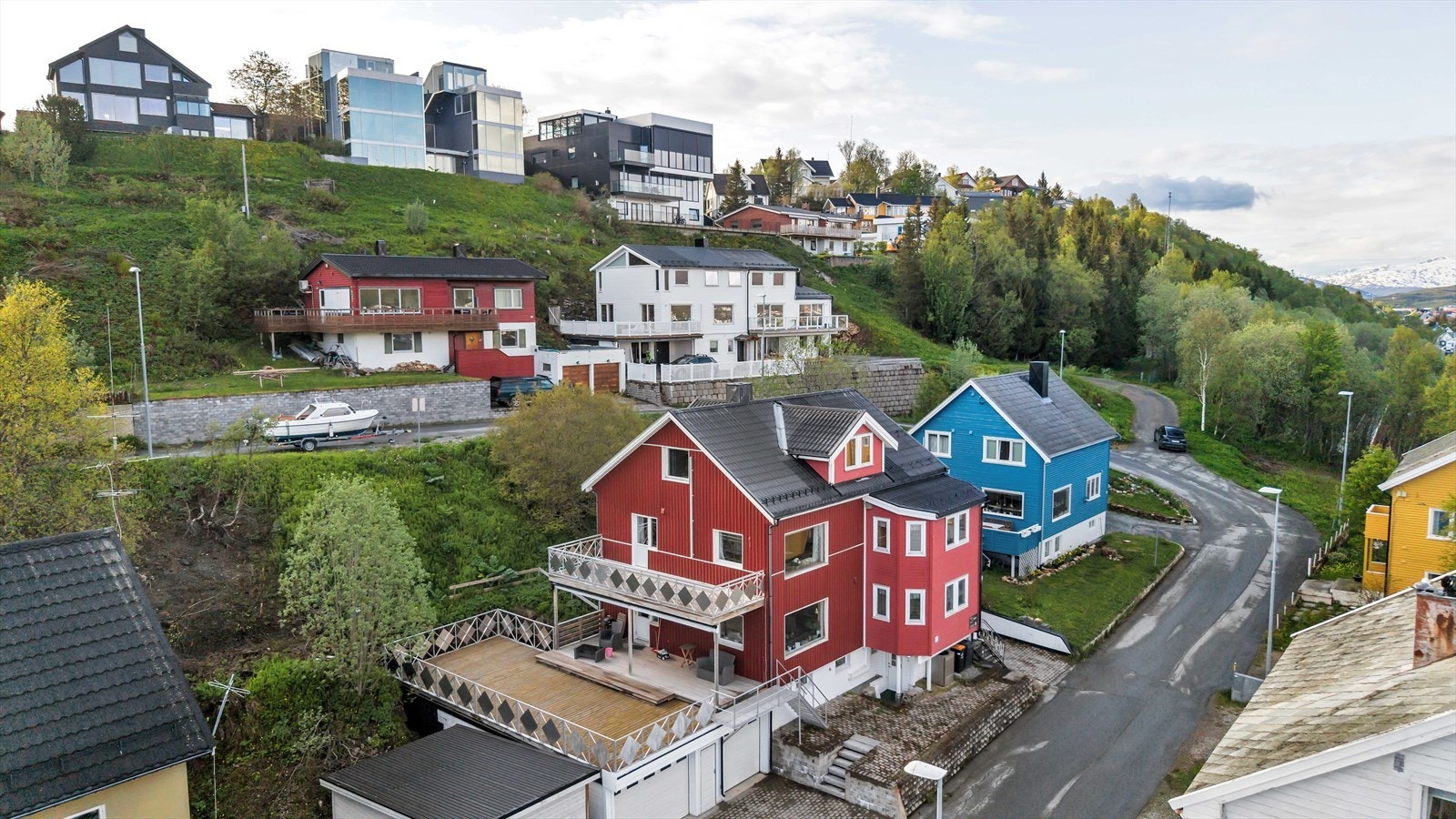 Store terrasser og parkering på sydsiden av eiendommen. Galleribilde