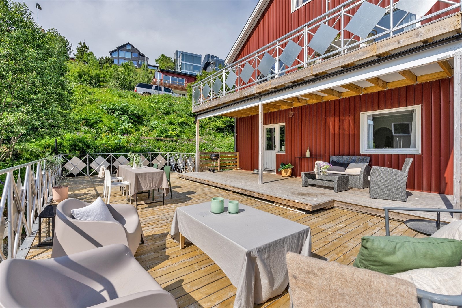 Sydvent terrasse med utgang fra 1. etasje. Galleribilde