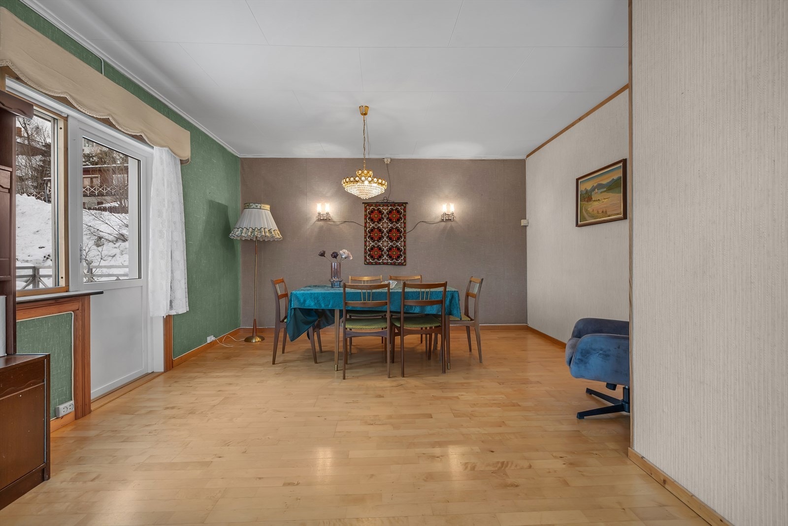 Spisestue med utgang til stor sydvendt veranda. Galleribilde