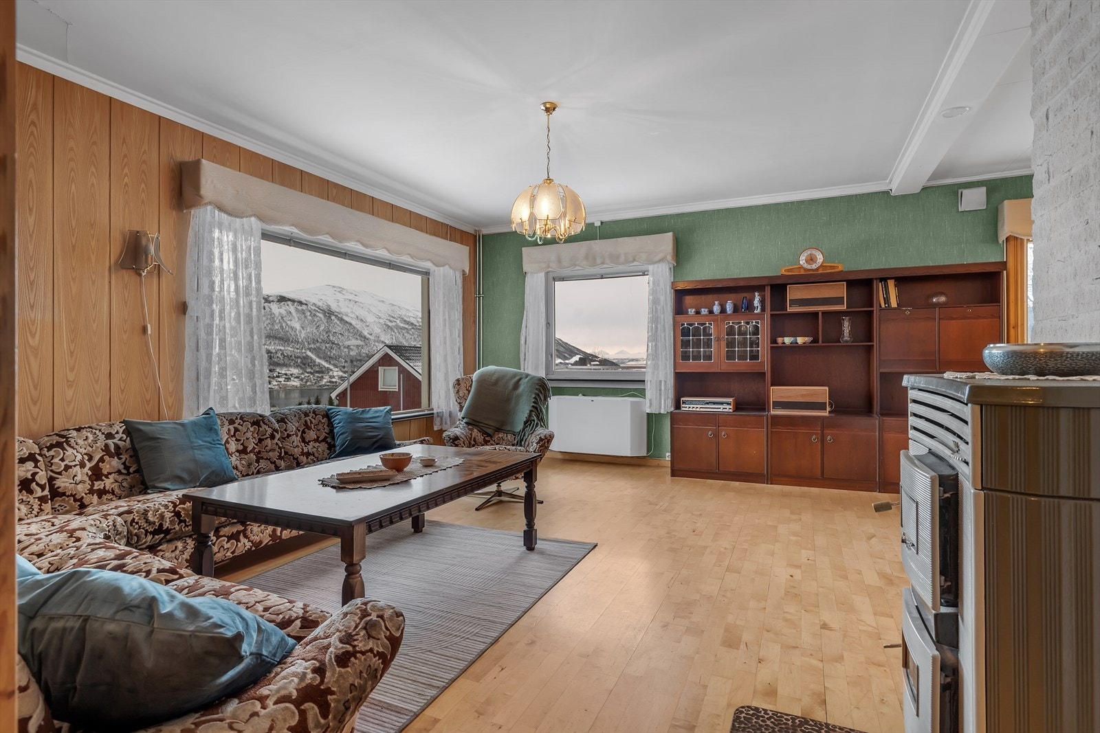 Leilighet i 2. etasje - hjørnestue med fantastisk utsikt mot Tromsøysundet og sørover innseilingen til Tromsø. Galleribilde