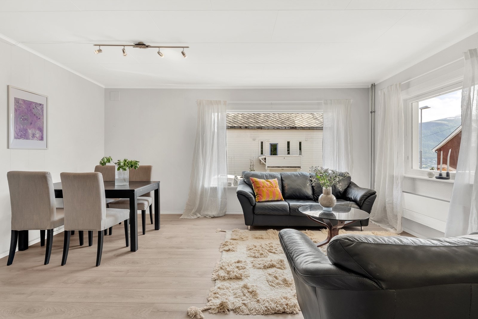 Hjørnestue med plass til sittegruppe og spisebord. Galleribilde