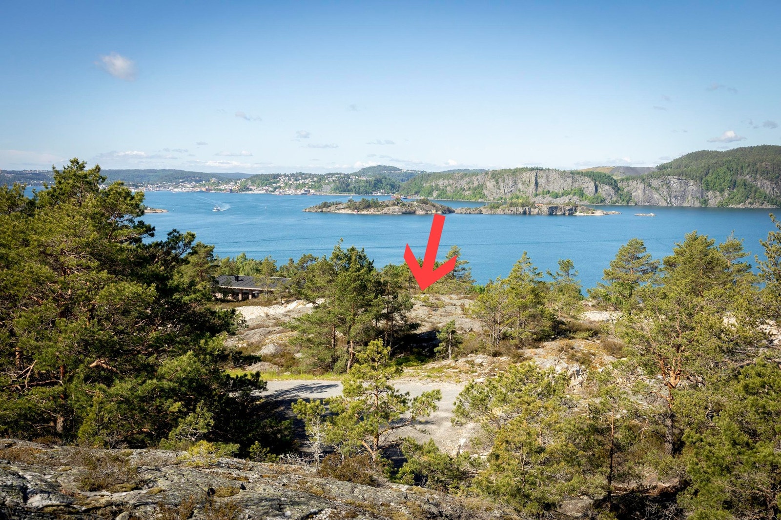 Tomt 8 ligger ca i pilens retning.
Flott utsikt mot Kragerø og utover sjøen! Galleribilde