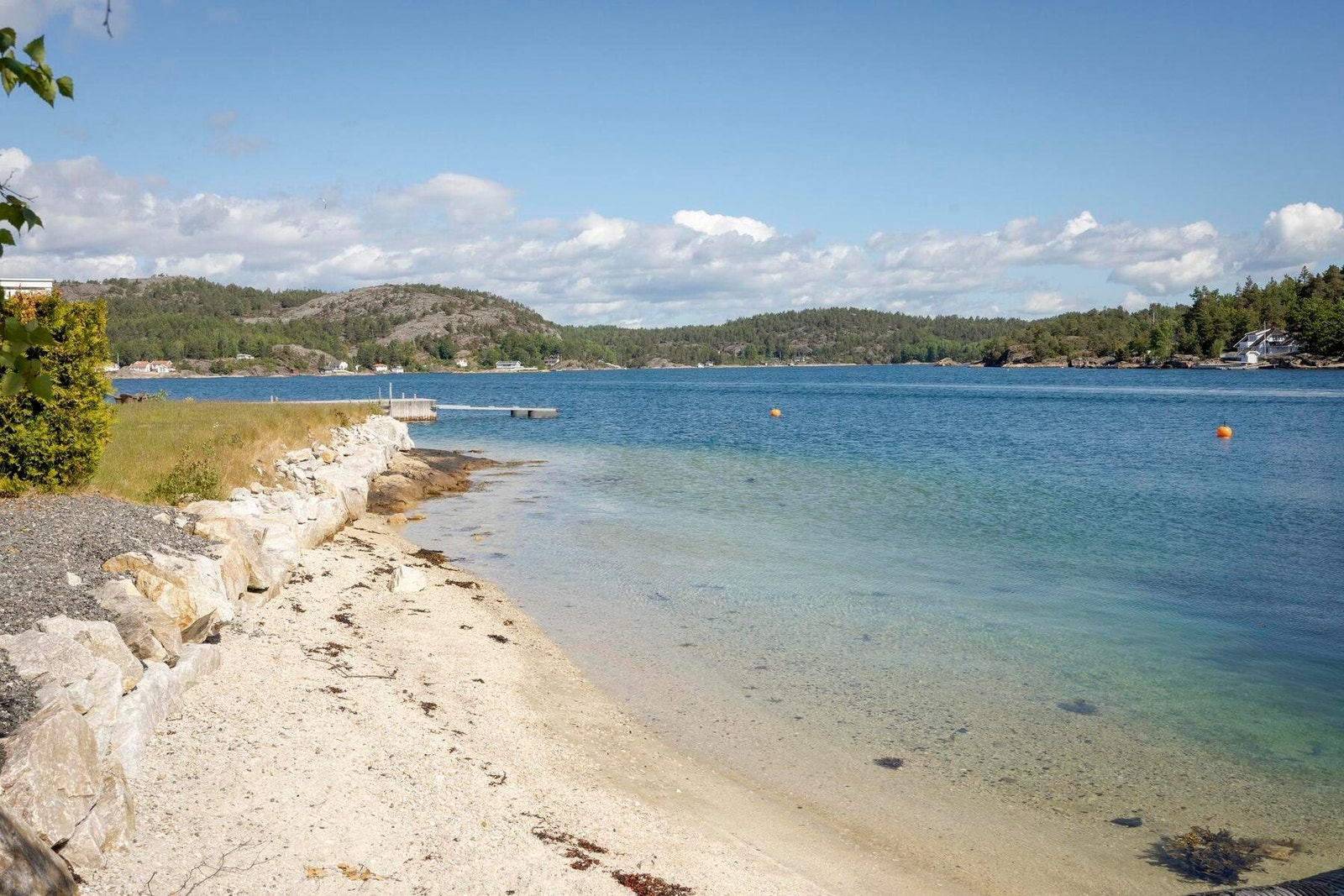 Flott badestrand i nærheten av båthavna Galleribilde