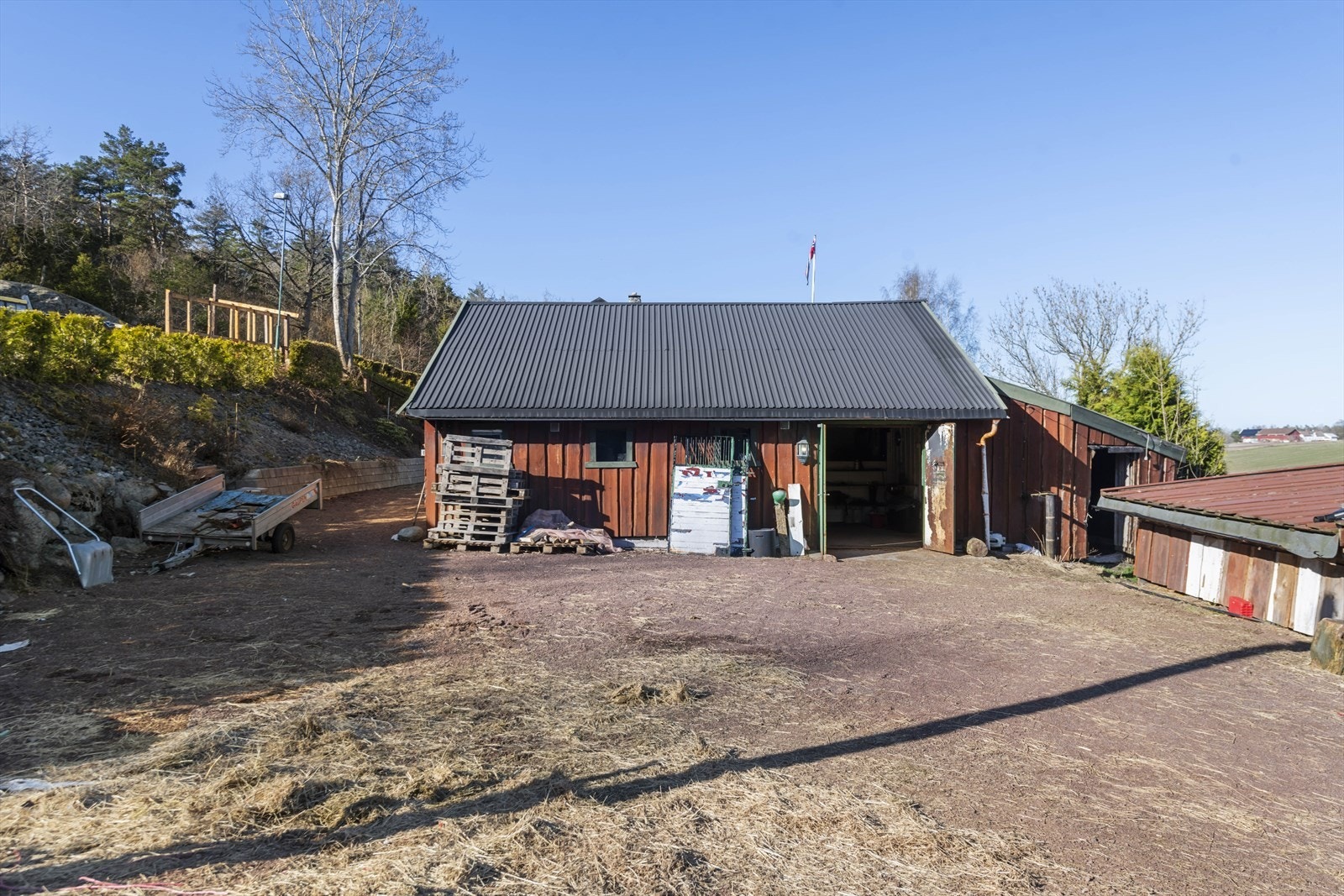 Stallen er oppført i nyere tid og fremstår som solid og gjennomført. Bygget er reist i tre på støpt plate med grunnmur av solide steinblokker. Galleribilde