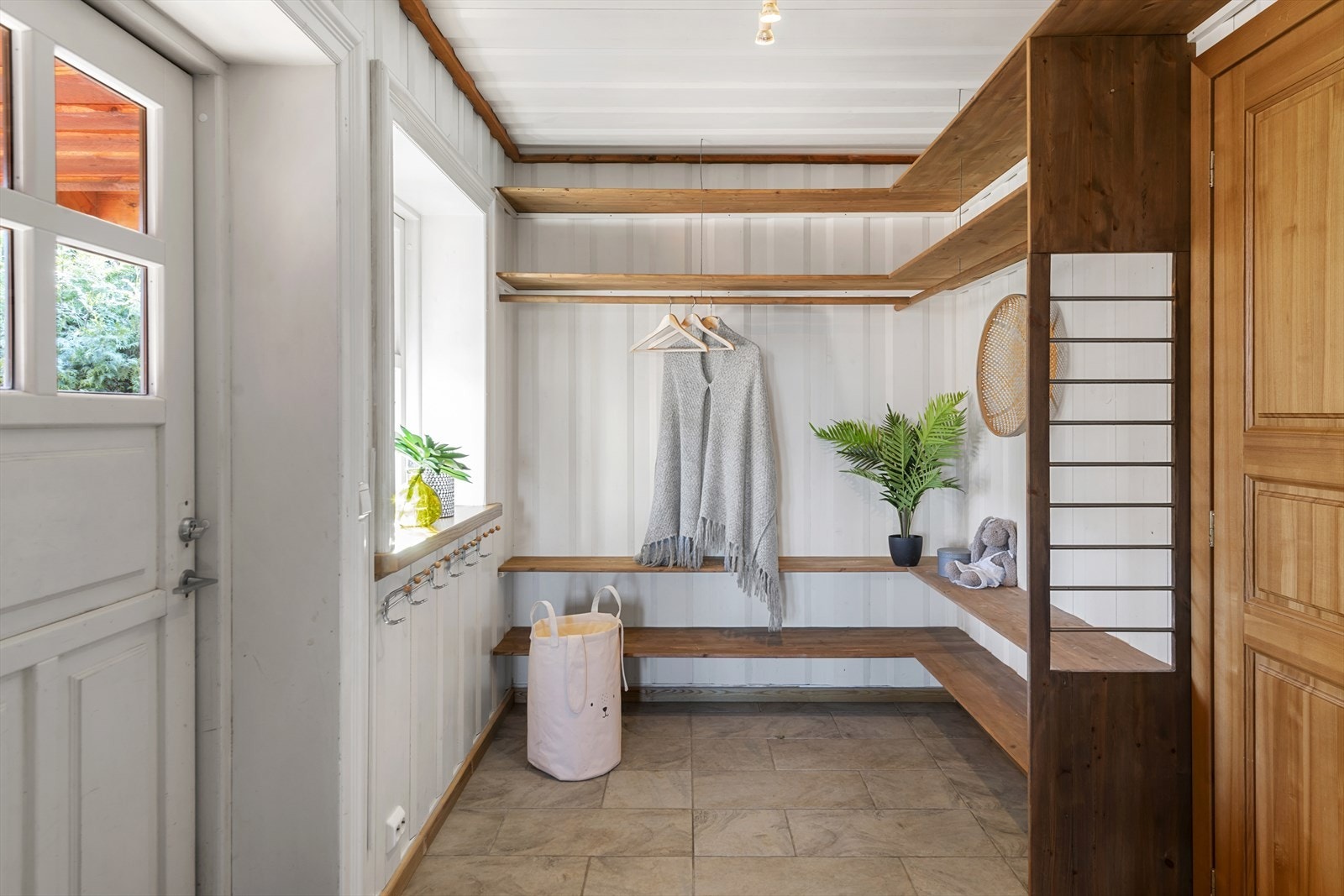 Velkommen inn til en lys og delikat entré som gir et flott førsteinntrykk av boligen. Galleribilde