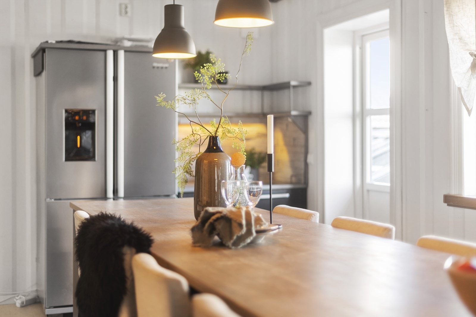 Belysningen er moderne og funksjonell, med pendellamper som skaper både stemning og godt arbeidslys. Galleribilde