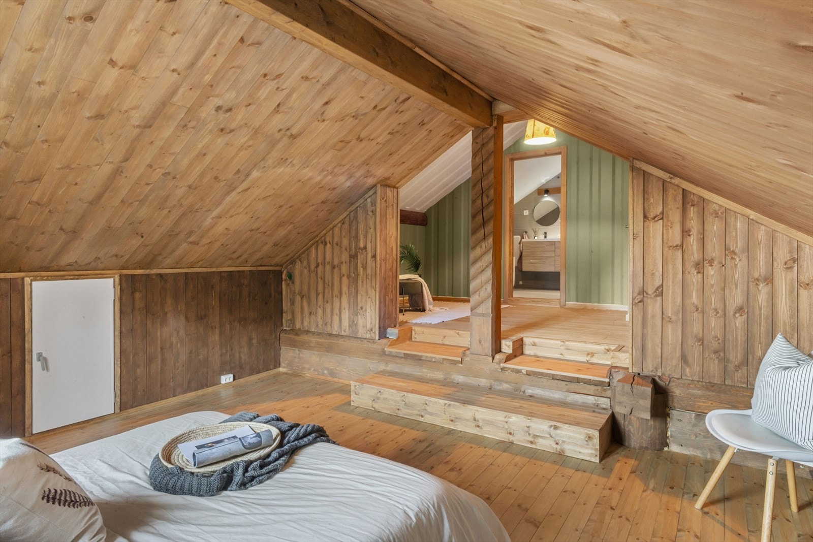 Rommet preges av behagelige farger og en rolig atmosfære, som sammen med tilknytningen til både garderoberom og baderom gir en hotellfølelse i hverdagen. Galleribilde