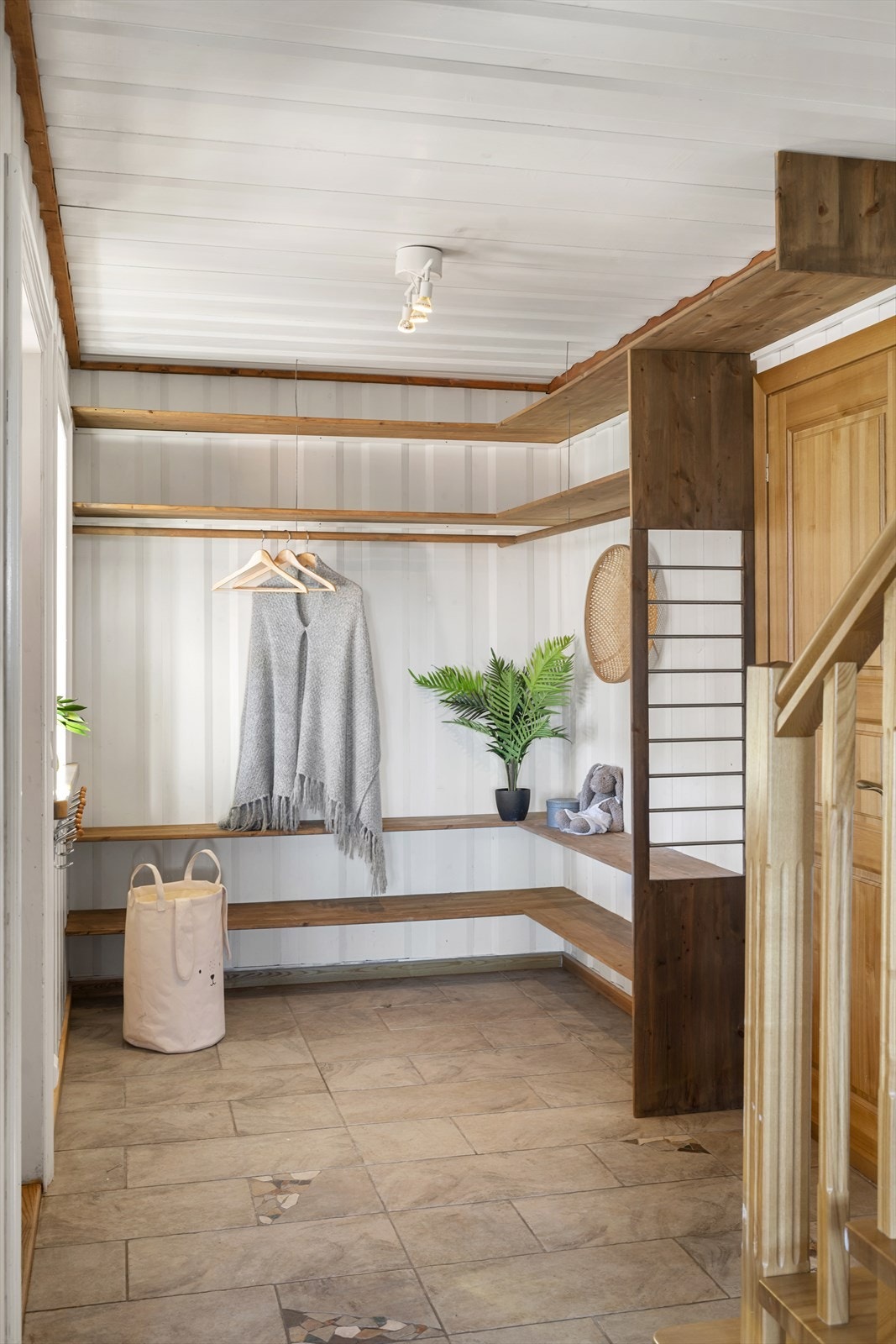 Her er det god plass til både sko og yttertøy. Galleribilde