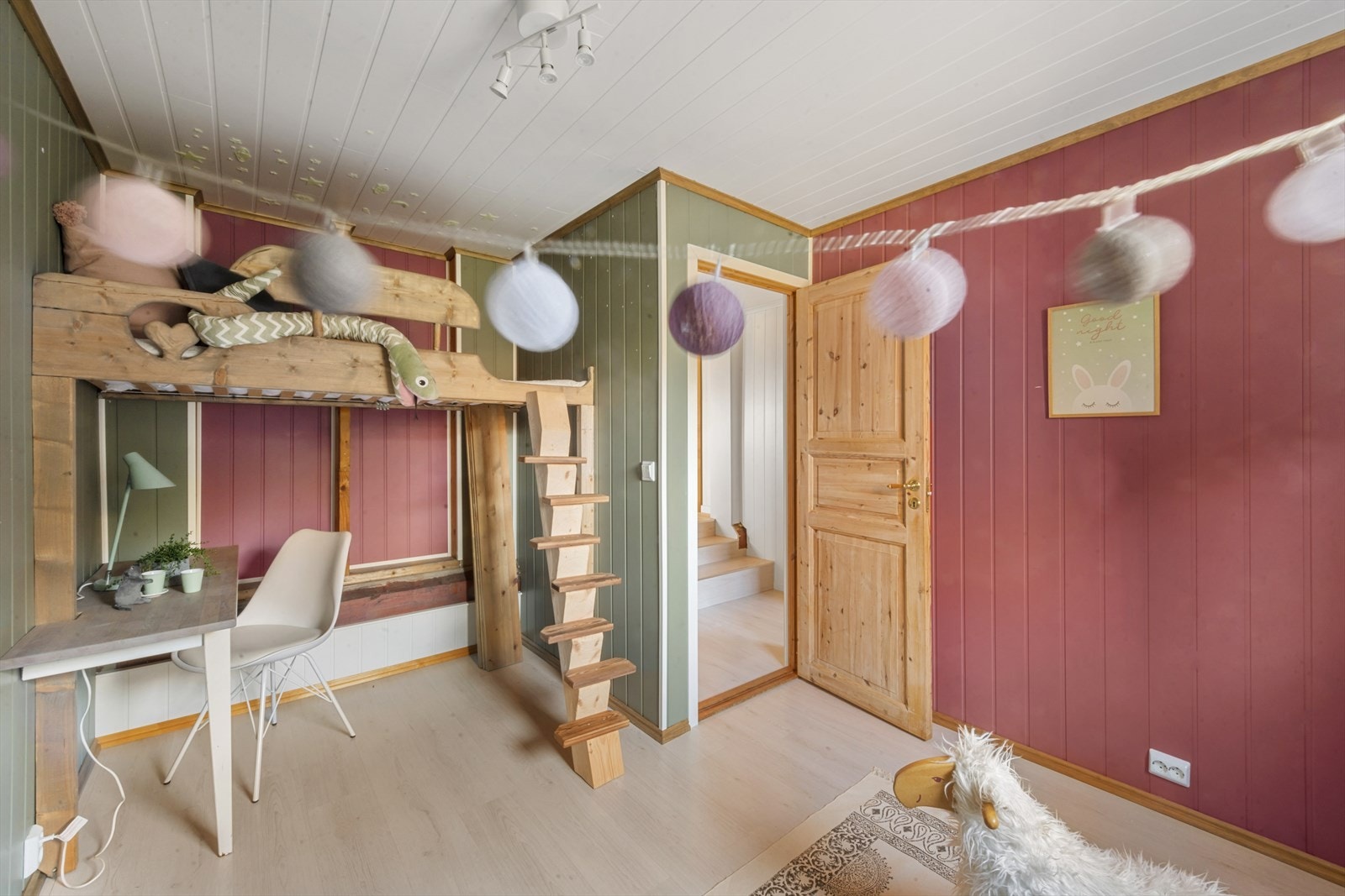 Perfekt planløsning både for barnefamilier og dem som ønsker hjemmekontor eller gjesterom. Galleribilde