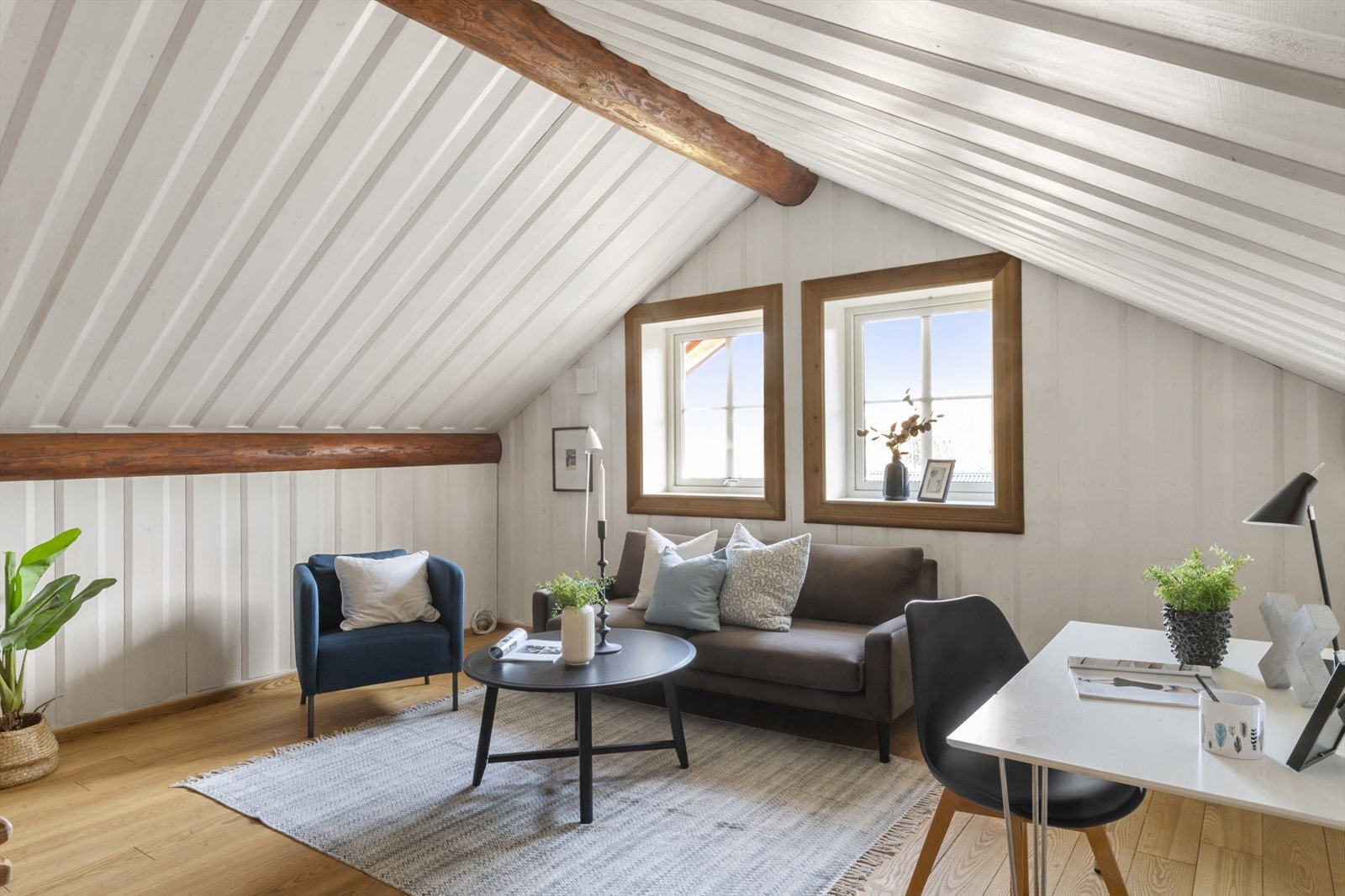 Rommet har god plass til sofagruppe og TV-møblement, og egner seg godt både som familiens samlingspunkt eller som et stille tilfluktssted for rolige stunder. Galleribilde