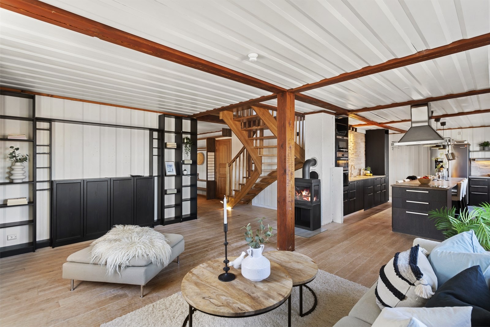 De lyse veggene kombinert med gulv i lune toner skaper et harmonisk interiør, og gir gode muligheter for personlig innredning. Her er det god plass til både sofagruppe og spisebord, og rommet er perfekt for både rolige kvelder og hyggelige sammenkomster. Galleribilde